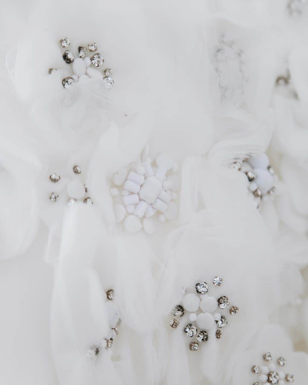 wedding dress 岐阜・名古屋のインスタグラム：「* Viktor & Rolf mariage @viktorandrolfmariage  @viktorandrolf * 3Dフラワーモチーフや たっぷりの重なり合ったチュールは ヴィクターアンドロルフ マリアージュの アイコン。 silver hangersでもたくさんお取り扱いしているブランドです🕊 *  #silverhangers #thetreatdressing #treatdressing #weddingdress #nybfw2020  #newyorkbridalfashionweek  #ウェディングドレス #ウエディングドレス」
