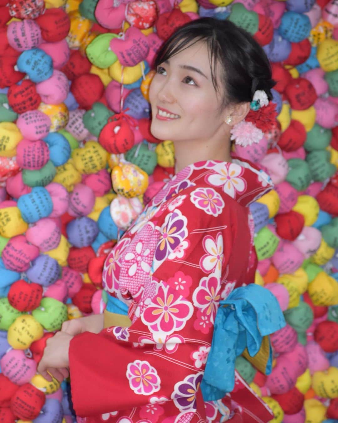 野口真未のインスタグラム：「・ 夏の終わりに カラフルなお手玉に囲まれて👘 ・ (名物お守り くくり猿🐒) ・ ・ #京都 #八坂庚申堂  #着物」