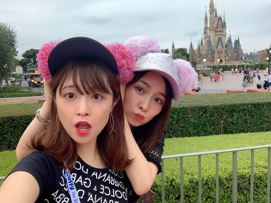 黒澤詩音のインスタグラム：「*﻿ ﻿ 先月、柴田紗帆アナと﻿ #ディズニーランド 🏰へ行ってきました✨﻿ ﻿ ﻿ お揃いのキャップ🧢﻿ 被りました🐭💕﻿ イヤリングもミニー🎀 ﻿ ﻿ #disneyland #disney  #ミッキー」