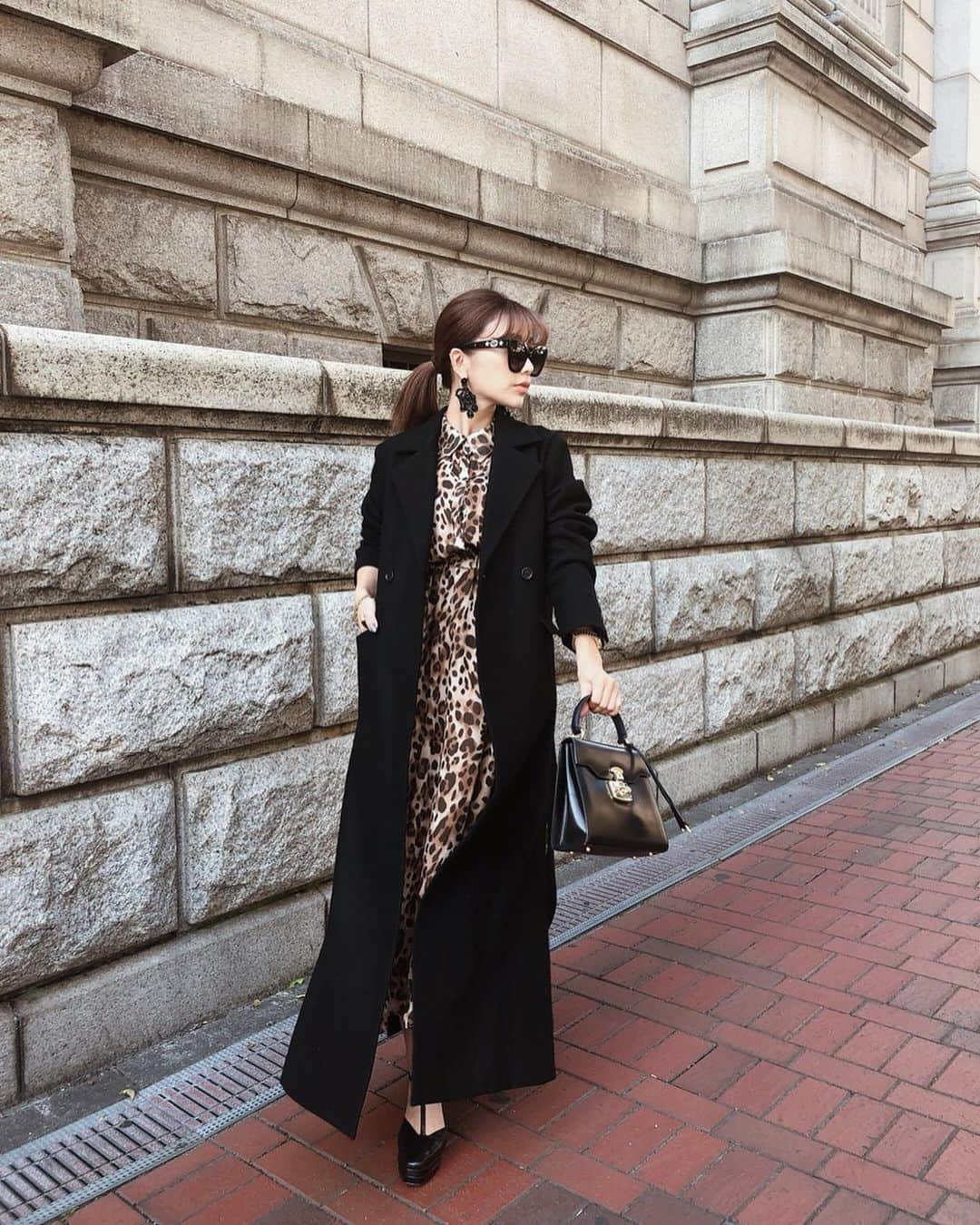 梯真奈美さんのインスタグラム写真 - (梯真奈美Instagram)「🐆🖤 来週発売のロングスリムスリットコート、 本当形も綺麗でお気に入りのアウター😍 オリーブ、ホワイト、キャメル、ピンク、ブラックどのカラーも本当に本当に可愛くてさ🥺 選べないから困ってる🥺笑 オリーブはこないだ @eimyistoire.manami にupしてるよ💚 ブラックは絶対、絶対！持っていたいオススメカラー😻 #eimy #eimyistoire #outfit #stylefashion」10月9日 22時05分 - official_manami