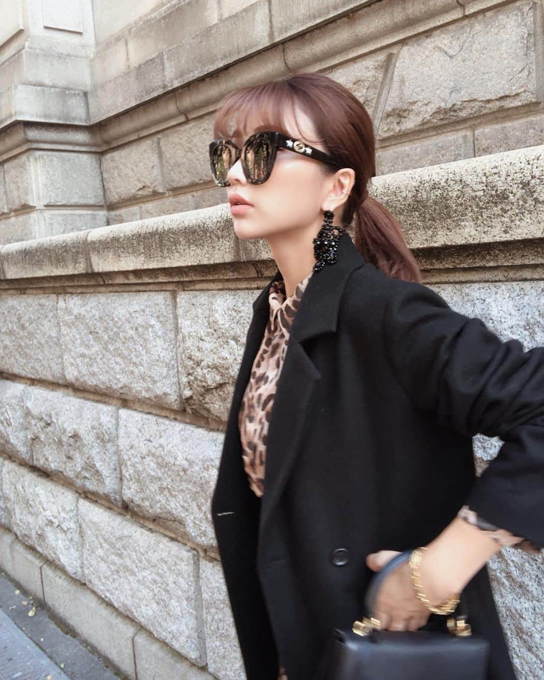 のインスタグラム：「🐆🖤 来週発売のロングスリムスリットコート、 本当形も綺麗でお気に入りのアウター😍 オリーブ、ホワイト、キャメル、ピンク、ブラックどのカラーも本当に本当に可愛くてさ🥺 選べないから困ってる🥺笑 オリーブはこないだ @eimyistoire.manami にupしてるよ💚 ブラックは絶対、絶対！持っていたいオススメカラー😻 #eimy #eimyistoire #outfit #stylefashion」