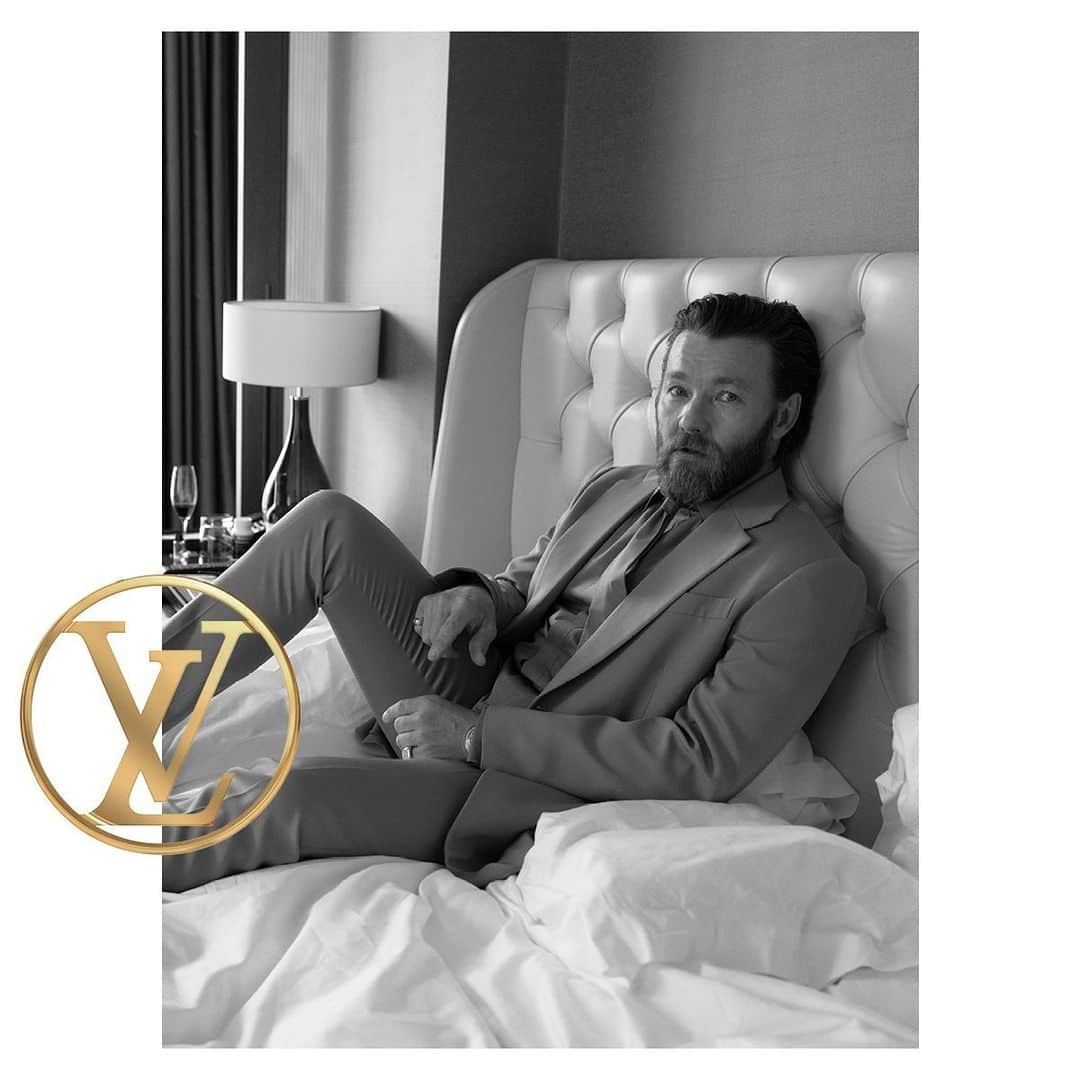 ルイ・ヴィトンさんのインスタグラム写真 - (ルイ・ヴィトンInstagram)「#JoelEdgerton in a custom #LouisVuitton suit by #VirgilAbloh at premiere of “The King” in London.」10月9日 22時08分 - louisvuitton