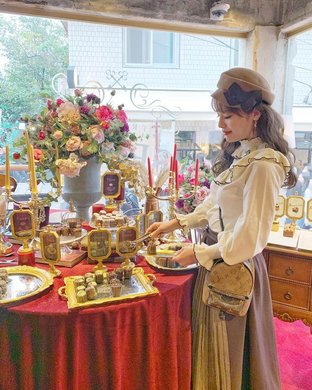 小沼瑞季さんのインスタグラム写真 - (小沼瑞季Instagram)「🏩🍰🎠🌹💘﻿ ﻿ ﻿ グランドブタペストホテルがコンセプトの﻿ ヨーロピアンでおしゃれなカフェ『Hotel Seine』🏩﻿ レトロな雰囲気が素敵🎠🌹﻿ ﻿ ﻿ 最近かなり人気の高いエリア 益善洞（イクソンドン）にあるの💕﻿ ﻿ 店内は1〜4階くらいまであって﻿ いろんな部屋があったよ〜！﻿ 今回はテラス席に座ってみた🥰﻿ ﻿ 私の大好きなカヌレもあった💘﻿ テイクアウトもできるよ🛍﻿ ﻿ ﻿ ﻿ 【Hotel Seine】﻿ 서울특별시 종로구 낙원동 122 ﻿ 12：00～24：00﻿ ﻿ ﻿ tops♡#lilybrown﻿ earring♡#honeysalon﻿ skirt♡#gyf_tokyo  hat♡#ca4la﻿ ﻿ ﻿ ﻿ #hotelseine#seine#cafeseine#세느장#호텔세느장#카페세느장#イクソンドン#イクソンドンカフェ#韓国旅行#益善洞カフェ#益善洞#韓国カフェ#カヌレ#グランドブダペストホテル#ソウルカフェ#みいきとらべる✈️#みいきのカフェめぐり☕️🍰」10月9日 22時09分 - mizukikonuma