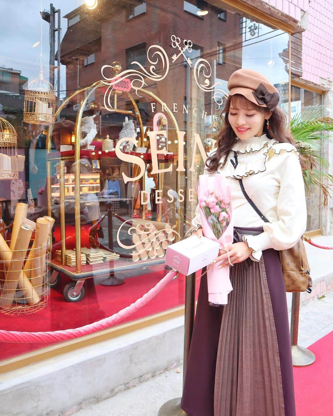 小沼瑞季さんのインスタグラム写真 - (小沼瑞季Instagram)「🏩🍰🎠🌹💘﻿ ﻿ ﻿ グランドブタペストホテルがコンセプトの﻿ ヨーロピアンでおしゃれなカフェ『Hotel Seine』🏩﻿ レトロな雰囲気が素敵🎠🌹﻿ ﻿ ﻿ 最近かなり人気の高いエリア 益善洞（イクソンドン）にあるの💕﻿ ﻿ 店内は1〜4階くらいまであって﻿ いろんな部屋があったよ〜！﻿ 今回はテラス席に座ってみた🥰﻿ ﻿ 私の大好きなカヌレもあった💘﻿ テイクアウトもできるよ🛍﻿ ﻿ ﻿ ﻿ 【Hotel Seine】﻿ 서울특별시 종로구 낙원동 122 ﻿ 12：00～24：00﻿ ﻿ ﻿ tops♡#lilybrown﻿ earring♡#honeysalon﻿ skirt♡#gyf_tokyo  hat♡#ca4la﻿ ﻿ ﻿ ﻿ #hotelseine#seine#cafeseine#세느장#호텔세느장#카페세느장#イクソンドン#イクソンドンカフェ#韓国旅行#益善洞カフェ#益善洞#韓国カフェ#カヌレ#グランドブダペストホテル#ソウルカフェ#みいきとらべる✈️#みいきのカフェめぐり☕️🍰」10月9日 22時09分 - mizukikonuma