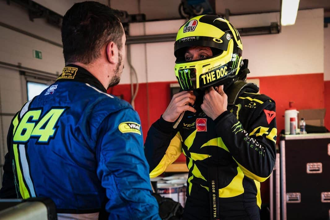 バレンティーノ・ロッシさんのインスタグラム写真 - (バレンティーノ・ロッシInstagram)「Road to Abu Dhabi  Test at @misanoworldcircuit with the Ferrari 488 GT3 of @kessel_ch Racing,getting ready for the Gulf 12H 📸 by @camilss」10月9日 22時12分 - valeyellow46