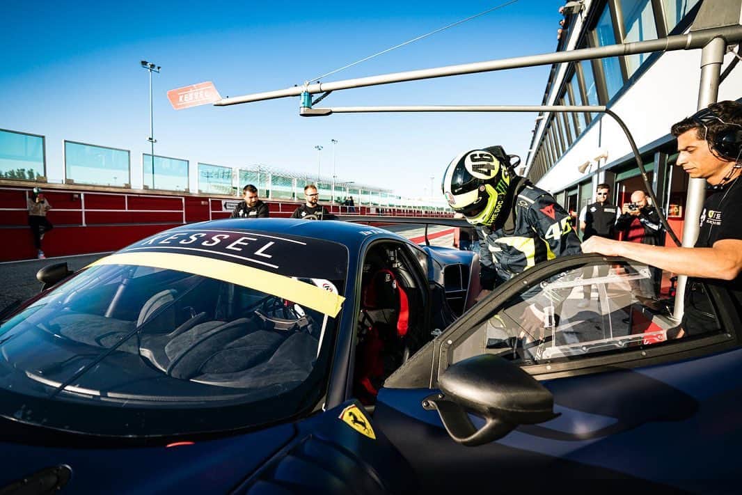 バレンティーノ・ロッシのインスタグラム：「Road to Abu Dhabi  Test at @misanoworldcircuit with the Ferrari 488 GT3 of @kessel_ch Racing,getting ready for the Gulf 12H 📸 by @camilss」
