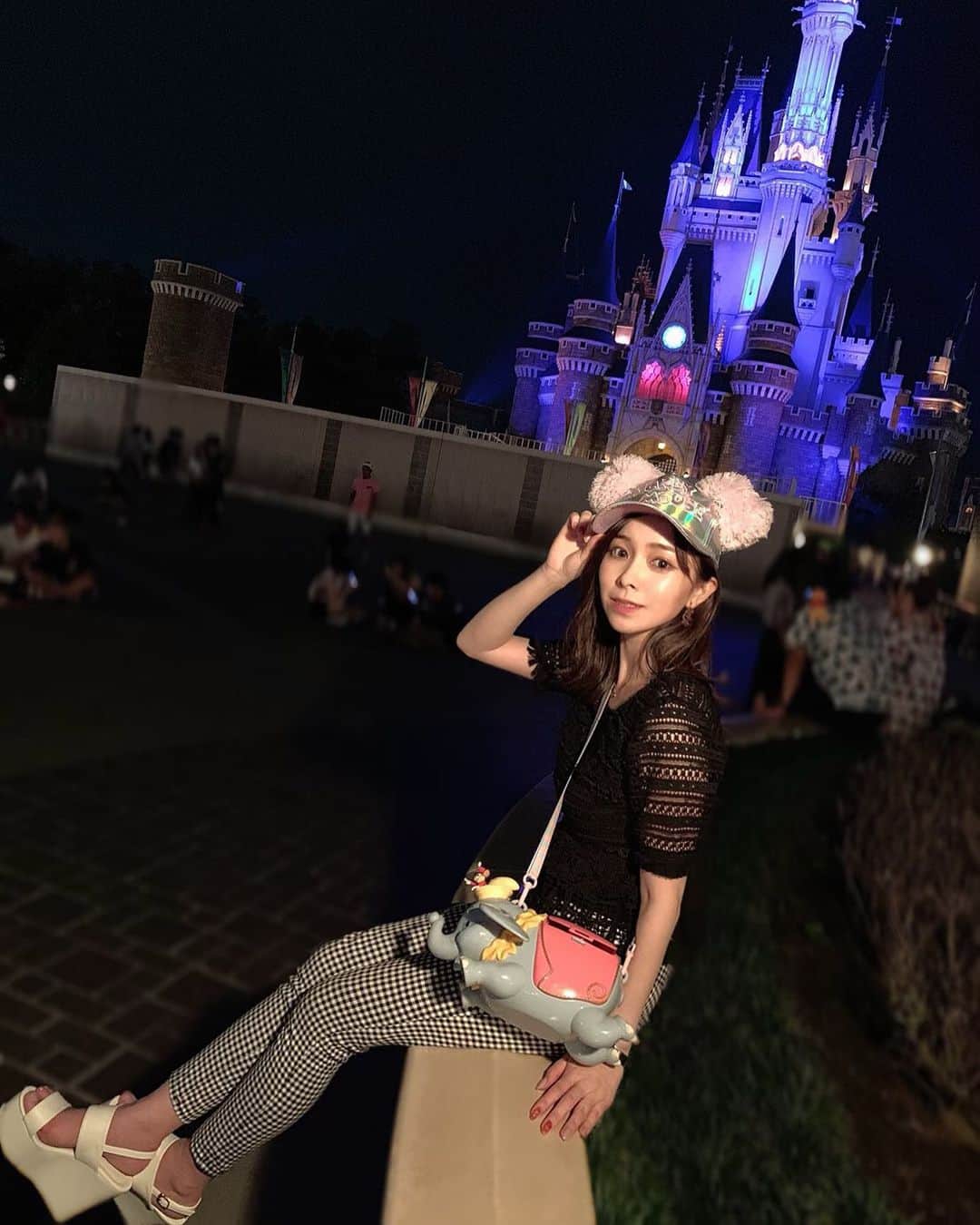 黒澤詩音のインスタグラム：「*﻿ ﻿ #シンデレラ城﻿ ﻿ ﻿ 実はディズニーのプリンセスの映画、最近のものは見たことないものばっかりで。笑﻿ ﻿ 幼き頃から変わらず、美女と野獣が1番好き。笑﻿ ﻿ ﻿ #ディズニー #ディズニーランド #disneyland #disney」