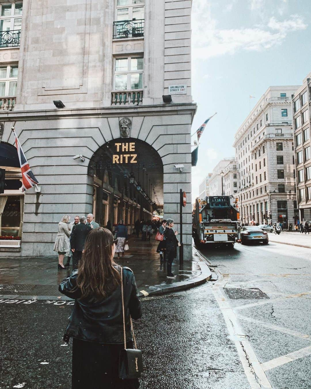 櫻井千尋さんのインスタグラム写真 - (櫻井千尋Instagram)「✮ Spot ✈︎ London,United Kingdom. . やっと！や〜っと 情報解禁できるぅっ！ こないだ行ったロンドンは 10/9〜15に阪急うめだ本店で行われる 英国フェアのお仕事で行かせてもらいました🇬🇧✶⋆ . ずっと、ずぅーっと行きたかったロンドンっ！ 実際に行ったら 映画の中にいるような感覚で終始興奮状態！笑 エリアによって クラシックだったり、 ストリートカルチャーを感じたり、 どこを切り取ってもたのしい！たのしい！たのしいっ！ . 今日からは いっとき ロンドンの旅行写真に お付き合いくださいまし😛♡ . そして、そして 10/12(土)に 阪急うめだ本店で トークショーなんてことをさせていただきます🙇🏻‍♀️ (恐縮でっっっす！) 14時と17時の2回も登壇させてもらいます🙇🏻‍♀️ (ほんと 恐縮でっっす！) 実際に行ったロンドンの魅力を伝えればと思ってます✶⋆ ぜひお近くにお越しの方は 来てみてください♡ . . . #阪急英国フェア2019 #阪急梅田本店PR @girl_license #ちぃ散歩inLondon」10月9日 22時21分 - chihirosakurai