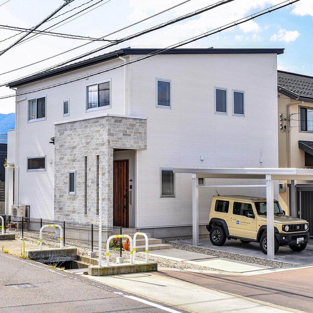 無垢 スタイルの注文住宅あめりか屋さんのインスタグラム写真 - (無垢 スタイルの注文住宅あめりか屋Instagram)「. 先日の撮影現場です📸 .﻿ ナチュラルテイストの家 ！ ﻿ ﻿ -　-　-　-　-　-　-﻿﻿﻿﻿﻿﻿ 他の施工事例⇒ @amerikayaarchitecture﻿﻿﻿ -　-　-　-　-　-　- ﻿﻿﻿﻿﻿﻿ ﻿﻿﻿﻿﻿﻿ #あめりか屋 は#カリフォルニア住宅 や#サーファーズハウス のような#アメリカン住宅から、#無垢材 をつかった#木の家 といった #かっこいい家 や#かわいい家 の#デザイン住宅 を建てています。 ﻿﻿﻿﻿﻿﻿ ﻿﻿﻿﻿﻿﻿ #新築 の#注文住宅 から大規模な #リノべーション 、#リフォーム 、ちょっとしたおうちの修繕までお任せください。 ﻿﻿﻿﻿﻿﻿ ﻿﻿﻿﻿﻿﻿ 福井県 #敦賀市 の事務所から車で60分以内の、#美浜町 #若狭町 #小浜市 #長浜市 #高島市 #南越前町 が基本的な施工エリアです。 ﻿﻿﻿﻿﻿﻿ ﻿﻿﻿﻿﻿﻿ 昭和26年創業と長い歴史を持つ#工務店 で、高性能で適正な価格の#家づくり をしていますし、家を建てて売ることが仕事ではなく、お客様ご家族の #豊かな暮らし を支えることを仕事としてやってます😀﻿﻿﻿﻿﻿﻿ ﻿﻿﻿﻿﻿﻿ まずは資料請求からどうぞ～💬﻿﻿﻿﻿﻿﻿ ﻿﻿﻿﻿﻿﻿ ホームページの資料請求ページ、お電話（TEL 0770-22-0577）、DMにてお気軽にお問い合わせくださいね～📱﻿﻿﻿﻿﻿﻿ ﻿﻿﻿﻿﻿﻿ -　-　-　-　-　-　-﻿﻿﻿﻿﻿﻿ 他の施工事例⇒ @amerikayaarchitecture﻿﻿﻿ -　-　-　-　-　-　- ﻿﻿﻿﻿﻿﻿ ﻿﻿﻿﻿﻿﻿ なお管理人は @hidekazu_shinohara という愉快なやつです（笑）一緒に #マイホーム計画 しましょう🎵」10月9日 22時25分 - amerikayaarchitecture