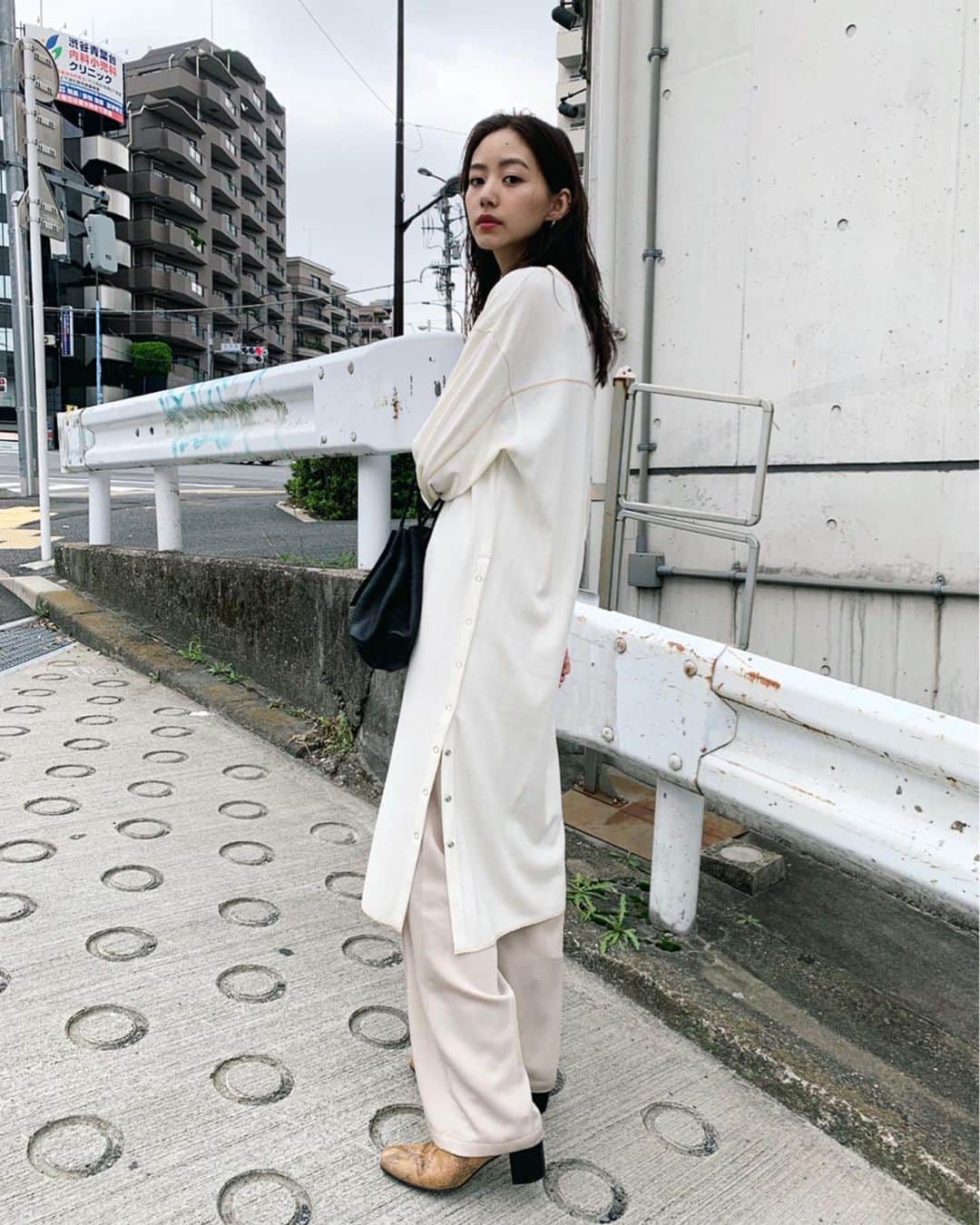 Shiho Sasakiのインスタグラム：「私服コーデ🐰 大好きなthermal素材を今年も着れる気温になってきた❤️ ステッチが配色になってたり、サイドにスリットが入っていたり さりげないポイントが可愛いのです✨ #MOUSSY#MOUSSYSNAP」