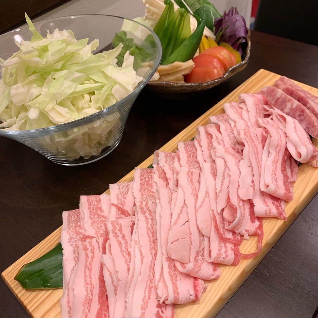 足木優さんのインスタグラム写真 - (足木優Instagram)「地元の人オススメのしゃぶしゃぶ屋さん🥢✨ その名も『ちむ』 ちむそーーーーん！！笑 紅あぐー豚。ぶひ とーーっても甘くって美味！！🥰🥰🥰 自家製のポン酢も、お味噌も🤤 いとうまし❤️🙆‍♀️ キャベツも豚しゃぶに合う💓 みんなにオススメしたいお店が増えた❤️❤️ #沖縄旅行 #沖縄料理 #紅あぐー #しゃぶしゃぶ #ちむ #美栄橋 #那覇市」10月9日 22時39分 - ashikiyuu