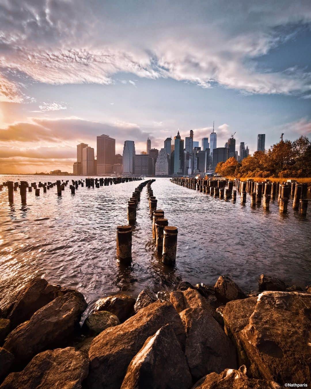 nathparisのインスタグラム：「Sunset in Brooklyn at the piers with a view on Manhattan. 1,2,3 or 4? #brooklyn」