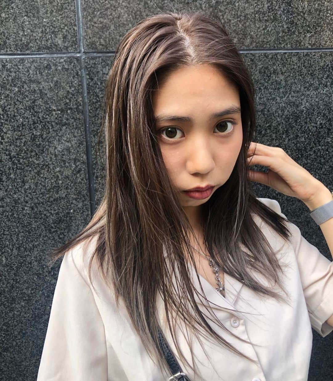 薬丸玲美さんのインスタグラム写真 - (薬丸玲美Instagram)「. 【久しぶりのヘアメンテナンス】 大好きなグレージュ×ハイライトの組み合わせ  ケラチントリートメントがサラサラのとぅるとぅるで感動でした！  いつも理想の仕上がりにしてくれる　@sota.hair さん👏🏻 いつもありがとうございます🥺 そしてお誕生日おめでとうございます🤘🏻 . @abbey_abbey2_official のアシスタントさん達もみんな良い方で 毎回楽しくてあっという間🥰 . 最初の4枚は無加工だよ！ 自然光だけでとっても綺麗に撮れた🤩 . #hairstyles #haircolor」10月9日 22時41分 - remi_yakumaru