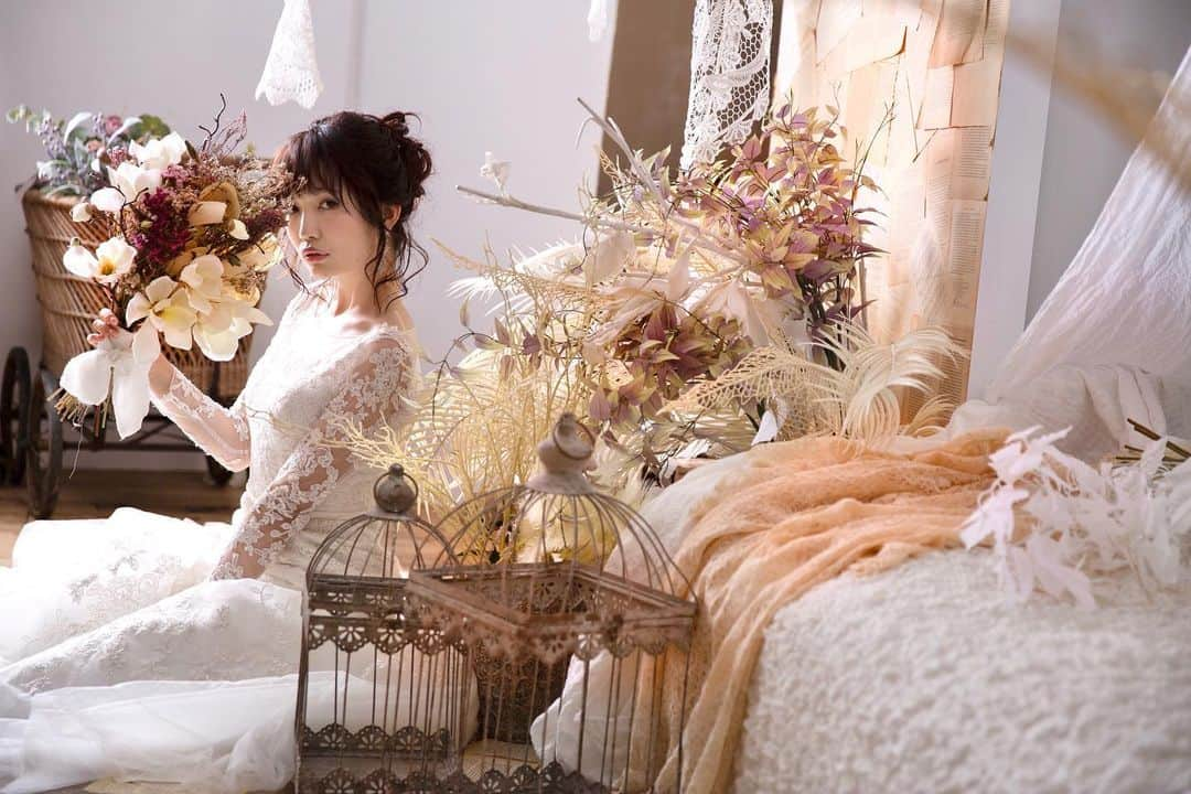 浅井麻里さんのインスタグラム写真 - (浅井麻里Instagram)「👰💐﻿ ﻿ ちらり。﻿ ﻿ ﻿ ﻿ ウェディングモデル✨﻿ クレール表参道スタジオ撮影データシリーズ💐﻿ ﻿ @claire.omotesando @clairebridalstudio﻿ ﻿ ﻿ #クレール表参道サロン#クレール表参道#claire#クレールブライダルスタジオ#前撮り#みんなのウェディング#表参道#洋装前撮り#ウェディングドレス#weddingmodel#weddingphoto#wedding_mari」10月9日 22時54分 - mari_asai_625