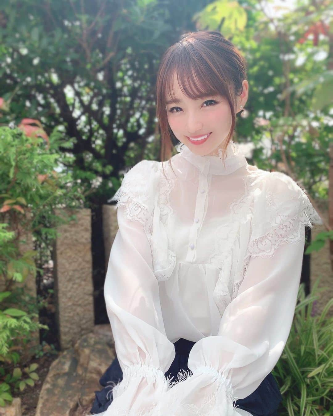 小越しほみさんのインスタグラム写真 - (小越しほみInstagram)「ここ最近 みんなと違う時間軸で生きているような 違う世界線を生きているような 不思議な感覚です。 ・ #これがシュタインズゲートの選択か ・ ・ ・ ・ 今日もいちにちおつかれさまでした🌏 ・ ・ ・ ・ ・ ・ #instafashion #blouse #ブラウス #白ブラウス #秋 #autumn #秋ファッション #シースルー #beep #韓国ファッション #世界線 #シュタインズゲート」10月9日 22時49分 - shihomi1129