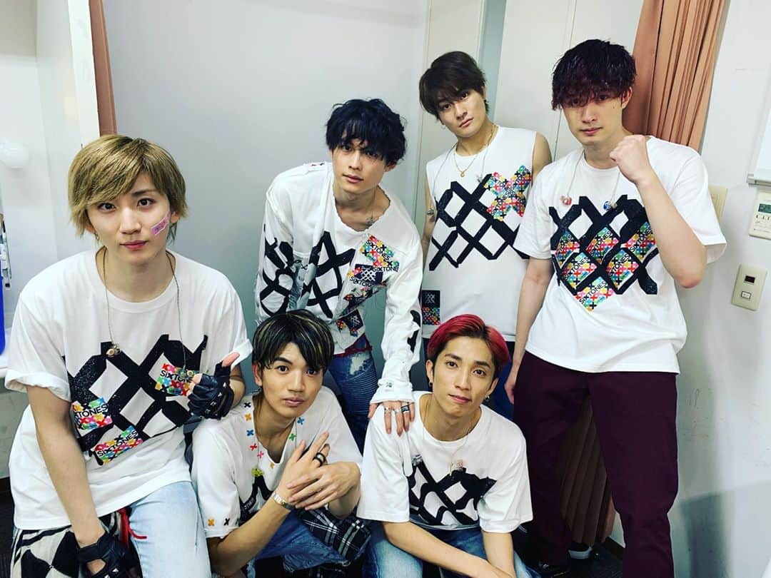 SixTONESさんのインスタグラム写真 - (SixTONESInstagram)「Our live tour started today!! We’re working hard to deliver an awesome performance to our fans 🖤  Keep your eyes on us 👀  #SixTONES#Jesse#Taiga#Hokuto#Yugo#Shintaro#Juri」10月9日 22時50分 - sixtones_official