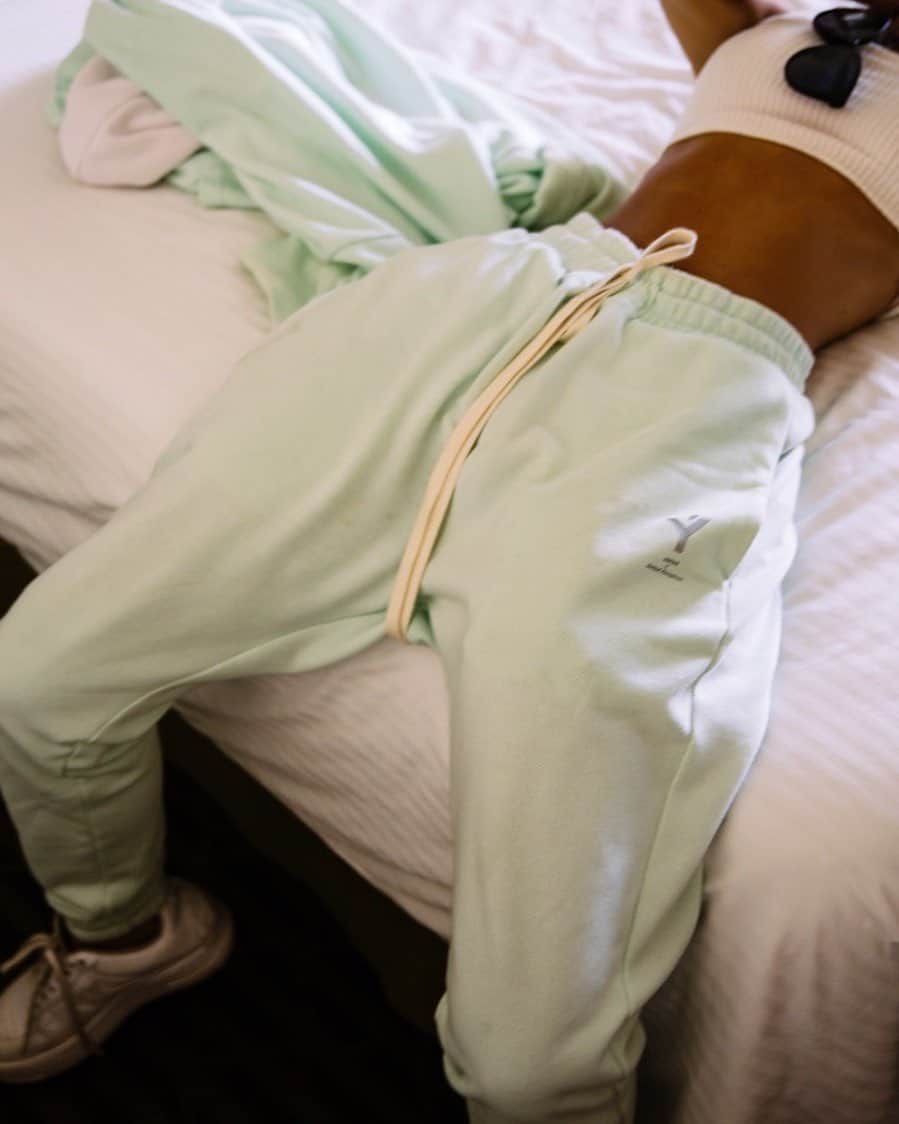 MARISのインスタグラム：「my favorite comfy pants so far @lyft.official 💙I’m exhausted but I feel so good and happy today🥺💓 going to bed already😪good night 😴 過去1で太ってたんだけどやっと戻ってきた💙 お腹すく前に今日は寝よう😪 @lyft.official のセットアップ可愛いから最近お気に入りでメンズサイズだけどあえてダボダボできてる👯‍♀️おやすみなさい😴😪」