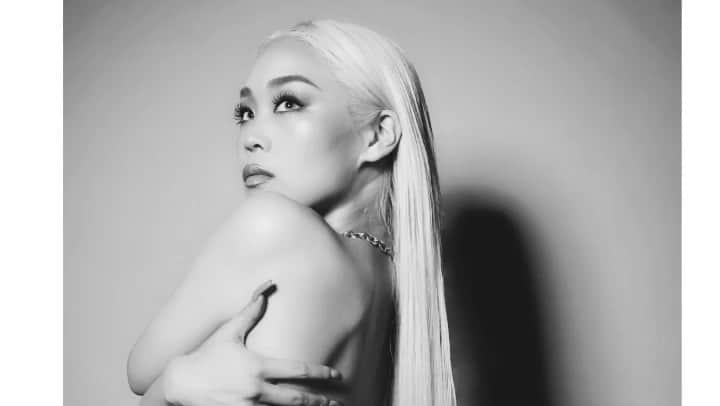 TOKINEのインスタグラム：「📞: Love Call ﻿ ﻿ カップリングのLove Call﻿ 聴いてるよ！のお声をたくさんいただけて、すごく嬉しいです。﻿ ありがとうございます🙏🌹﻿ ﻿ 心に着込んでいた服を脱ぎ捨てるイメージで﻿ 制作を行っていたので﻿ ﻿ ジャケ写で洋服を纏う必要が無い。と思い、﻿ 素肌とチェーンのネックレスが主役です⛓﻿ ﻿ 愛とエネルギーが たっぷり入っている ジュエリーは ﻿ @syu_official ⛓🙏✨ ﻿ #lovecall」
