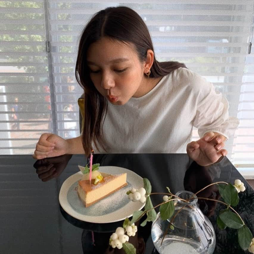 にわみきほさんのインスタグラム写真 - (にわみきほInstagram)「真由ちゃんとランチ❤️ . ゆっくりお喋りするのは久々なのに 同い年で共通点もいっぱいあって話が止まらなかった👩‍❤️‍💋‍👩 . そして産後なのに全く変わらない 真由ちゃんのスタイルに驚きました🥶👏 よし.....私も頑張るぞ....😟笑  #ZIPファミリーでは唯一の同い年 #お誕生日ケーキもありがとう🙏 #先輩ママこれからも宜しくお願いします♡」10月9日 23時11分 - mikiho_niwa