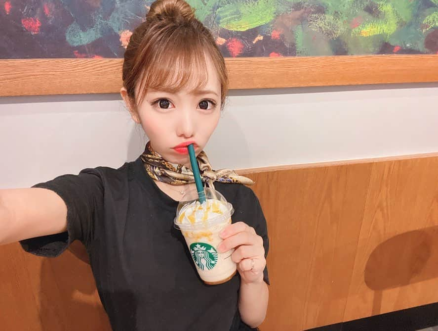 愛田杏奈さんのインスタグラム写真 - (愛田杏奈Instagram)「念願の #スイートポテトゴールドフラペチーノ  飲めたぁ😍🍠 . . 芋好きにはたまらなかった💓💓💓 . . . #starbucks #starbucksjapan  #me #selfie #スタバ #スターバックス #sweets #happy  #芋 #スイートポテト #フラペチーノ #メイク #自撮り #お団子　#お団子ヘア #スカーフ #スカーフアレンジ #ヘアアレンジ #まとめ髪 #twinplanet #instagood #likeforlikes #followme」10月9日 23時05分 - anna_osada