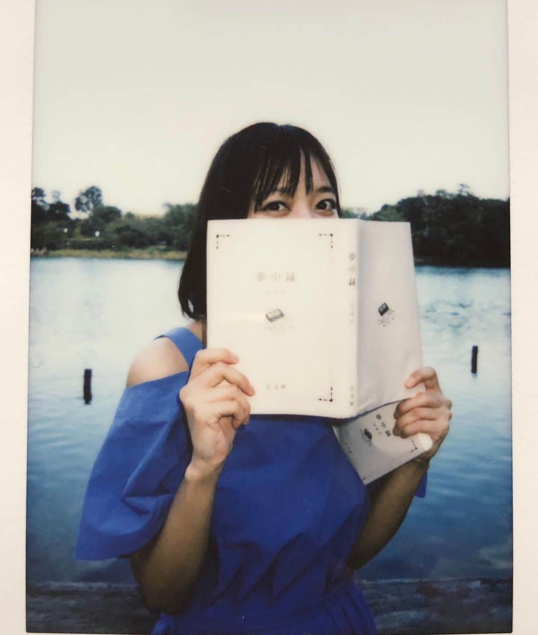 辻詩音のインスタグラム：「夢中と熱中の違いをよく調べた。 熱中はおもに物事へ打ち込むこと、夢中は物だけではなく人への気持ちも入る。 夢中っていい言葉だよね。 その単語だけで、たくさんの物語があるように感じる。 なんだかよくわからないけど、頭から離れない単語はいま手を繋ぐべき子！ だから今回ライブのタイトルに #夢中博 という言葉を選んだよ。 11月22日、渋谷です🎤📖🎸 #辻詩音 #渋谷 #duomusicexchange #live #music」