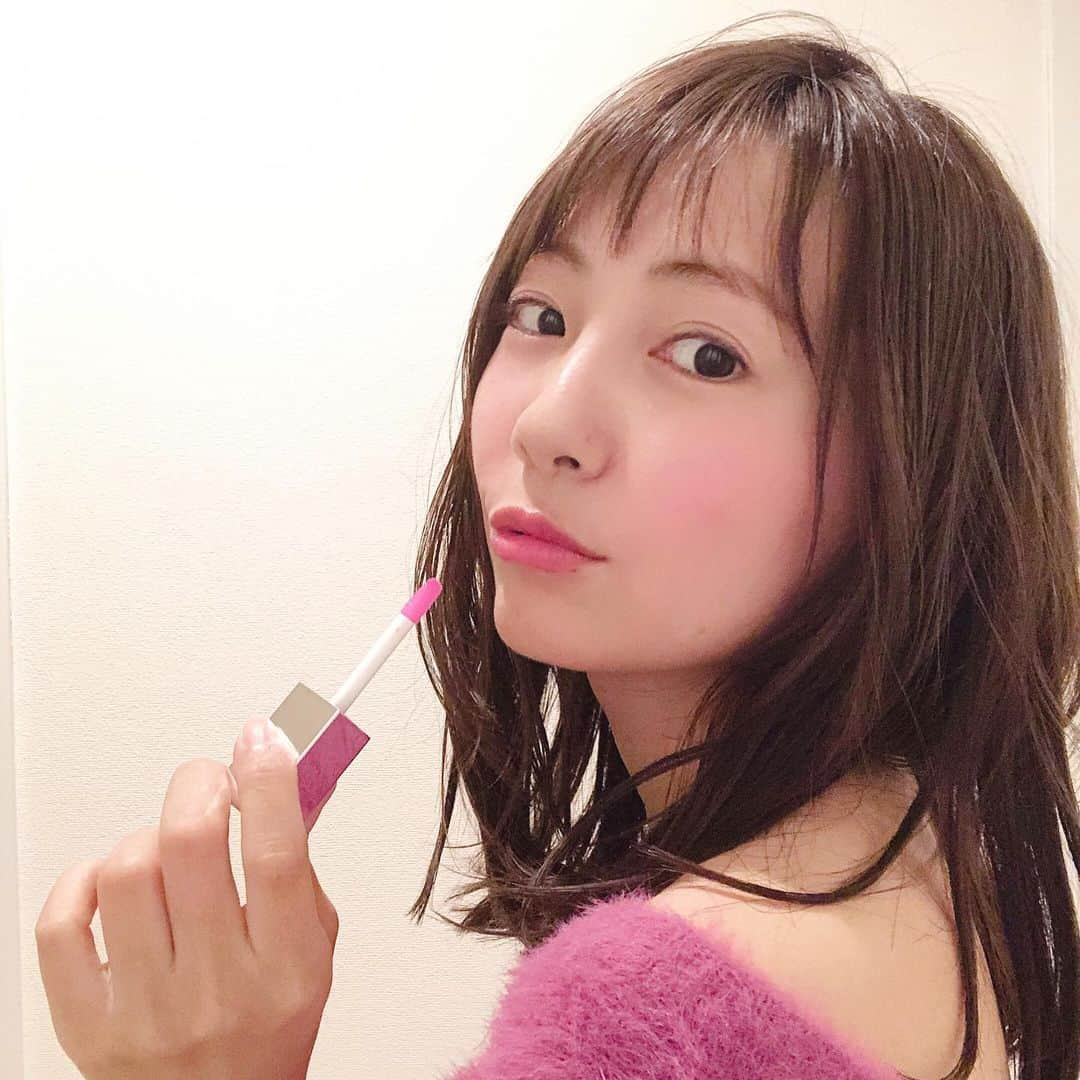 うえむらちかさんのインスタグラム写真 - (うえむらちかInstagram)「誕生日プレゼントにコスメをいただいたのでさっそく #cosmetichika レポート📝﻿ ﻿ 自然堂 @jinendo369 の﻿ 369リッププランパー💄﻿ ﻿ 透け感プランパーの《Cherry Blue》は﻿ リップ自体は透明無色なのに﻿ 使う人の唇のphや水分量で自分だけの色に発色するリップなんです💋﻿ ﻿ 私が塗ったらこんな色になりました💕﻿ 似合うかな？😉﻿ ﻿ 18種類の天然オイル﻿ 天然ヒト型セラミド、リピジュア﻿ 3種のヒアルロン酸﻿ プラセンタなどが配合されているので﻿ 唇を乾燥やダメージから守って﻿ 絶妙な透け感だけでなく﻿ つるんとしたぷるぷるリップに💋✨﻿ ﻿ 紫外線、活性酸素、大気汚染からも徹底バリアしてくれて﻿ メイクとケアがこれ一本でカバーできちゃうので﻿ これから夢のようなリップメイクが楽しめそうです✨﻿ ﻿ ﻿ #369 #miroku #弥勒 #透け感リッププランパー #透け感プランパー #リップ #口紅 #リップメイク #コスメ #グロス #美容 #美容好きな人と繋がりたい #秋リップ #誕生日プレゼント #コスメ好きな人と繋がりたい」10月9日 23時15分 - uemurachika