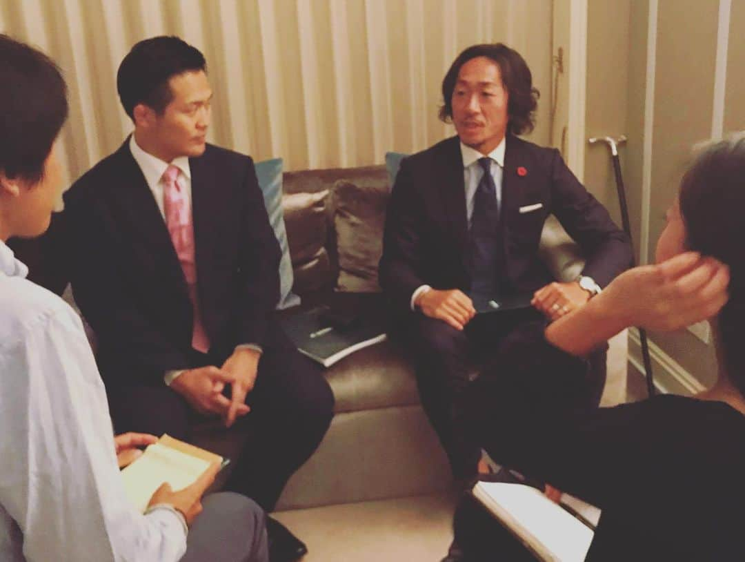 石川直宏さんのインスタグラム写真 - (石川直宏Instagram)「Di-spoアスリート交流勉強会🤝 スパやジム、シェア・レンタルオフィスが併設された素敵な ホテルアラマンダ青山 で開催✨  スポーツ、サッカーを通じて感じてきた「夢中」になれる楽しさと喜び。続ければ続けるほど考えられる引き出しも選択肢も増えていく。時にそれらが「夢中」を邪魔し、迷いや不安を生み、結果や評価の認知に支配され、自分のせいではないと矢印を外界(環境・出来事・他者)に向けてしまう。  考える事は悪いことじゃない。考えている事(矢印)が、内なのか外なのかを客観視出来るかどうか。客観視出来ると、変えるべき事に気づく。いつ変わるのか、そもそも変わるのか分からない事に揺らぎ囚われてパワーを使うのであれば、変われる自分に矢印を向け、変化し進化させていけばいい。そんな変化や進化する自分の姿で、自分にも周りにも影響を与えられる人でいたい。  プレーや勝負の先にある価値が人の心を動かす事を体現し理解しているアスリートの仲間とのアクションが、人生や生活の質を変え、スポーツ界・世の中を「ごきげん」にしていけると信じて、「夢中＝Flow」になってこのプロジェクトを共に楽しんでいきたいと思います♪ . #DiSpo #DIALOGUESPORTS #アスリート交流会 #スポーツ #対話 #ごきげん #夢中 #Flow #流動自在 #ライフスキル #非認知能力」10月9日 23時29分 - sgss.18