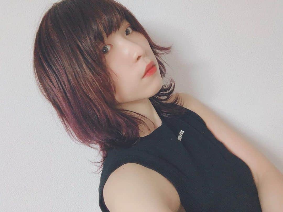 のインスタグラム：「期間限定で髪色暗くした。 赤紫っぽいかんじです。  落ち着いたけど、落ち着かない！  #newcolor」