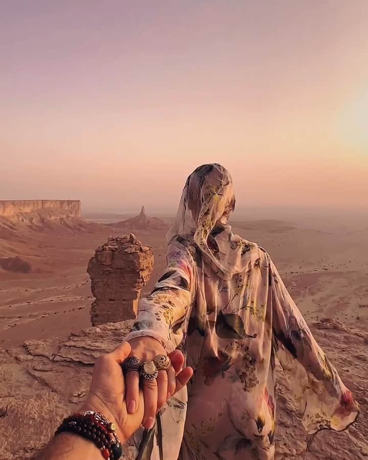 Murad Osmannのインスタグラム：「ꁲꂡ #followmeto Edge of the World sunsets in Saudi Arabia. Traveling through the country we tried talking to the local people as much as we could and you cannot help falling in love with them. I wonder who is from Saudi Arabia 🇸🇦 from my followers? @visitsaudi #WelcomeToArabia  _____________________________ В поездке по Саудовской аравии мы старались максимально общаться с местными жителями, и в них нельзя не влюбиться. Интересно сколько у меня подписчиков из Саудовской Аравии?」