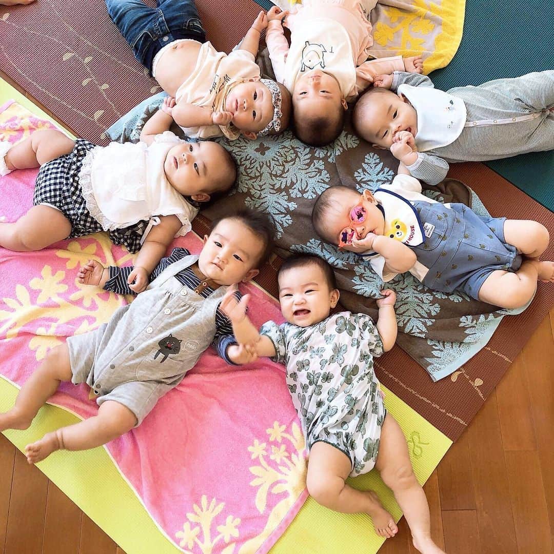 のインスタグラム：「今日は大好きなおりえ先生のベビーヨガレッスン👶✨ ホントこうやって赤ちゃんたくさん集まると可愛すぎる❣️4月生まれ、5月生まれのベビちゃんたち💕 レッスン後はみんなでMLBカフェでランチ会🤗 ベビーカーのまま入れる個室があるので居心地よかったぁ✨ 最後の写真はMLBカフェのオーナー兵頭社長も挨拶に来てくれて、ももちゃん抱っこしてもらえました😋 #ベビヨガ#ベビーヨガ#0歳児#生後5ヶ月#生後6ヶ月#赤ちゃん#ポジティブスターヨガ#MLBカフェ#恵比寿#子連れランチ#ベビフル#ママリ#赤ちゃんのいる生活#親バカ#可愛い#癒し#ももちゃんです🤗」