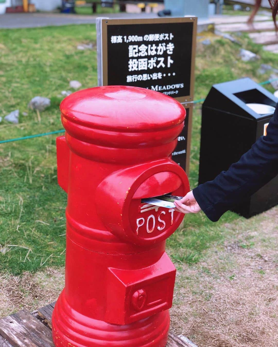 真衣ひなのさんのインスタグラム写真 - (真衣ひなのInstagram)「. 山梨県は清里。 ロープウェーでお山の上のテラスへ。 #清里テラス 途中ほんの一瞬雨が降り、その一瞬で 運良くベストポジションを確保( ･ㅂ･)و 友人だからっていじりあったりするけど どうせならめちゃくちゃに褒め合おうよ！ そう宣言したこの日、 笑っちゃうくらいお互いを褒めあってみたら なかなか盛り上がりました。笑 帰りに、お互いの家族へ葉書を出しました💗 . #標高1900mからのお手紙 #ちょっとロマンあるよね #褒めあうって良いよ #だって全て前向きな言葉に変換される #優しい世界がいい」10月9日 23時27分 - hinano_mai