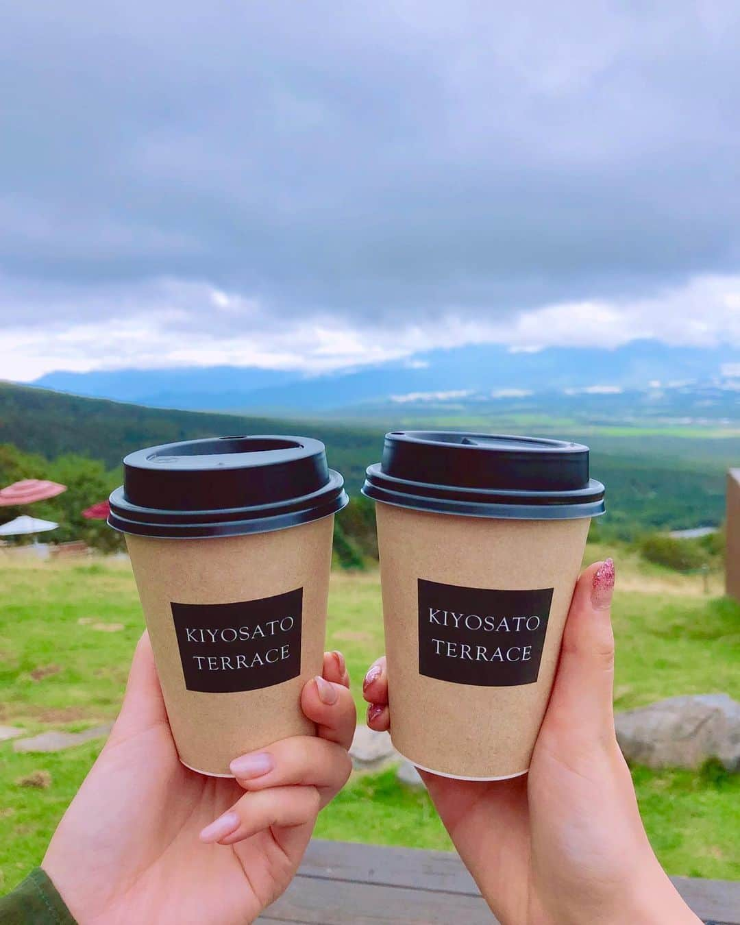 真衣ひなのさんのインスタグラム写真 - (真衣ひなのInstagram)「. 山梨県は清里。 ロープウェーでお山の上のテラスへ。 #清里テラス 途中ほんの一瞬雨が降り、その一瞬で 運良くベストポジションを確保( ･ㅂ･)و 友人だからっていじりあったりするけど どうせならめちゃくちゃに褒め合おうよ！ そう宣言したこの日、 笑っちゃうくらいお互いを褒めあってみたら なかなか盛り上がりました。笑 帰りに、お互いの家族へ葉書を出しました💗 . #標高1900mからのお手紙 #ちょっとロマンあるよね #褒めあうって良いよ #だって全て前向きな言葉に変換される #優しい世界がいい」10月9日 23時27分 - hinano_mai