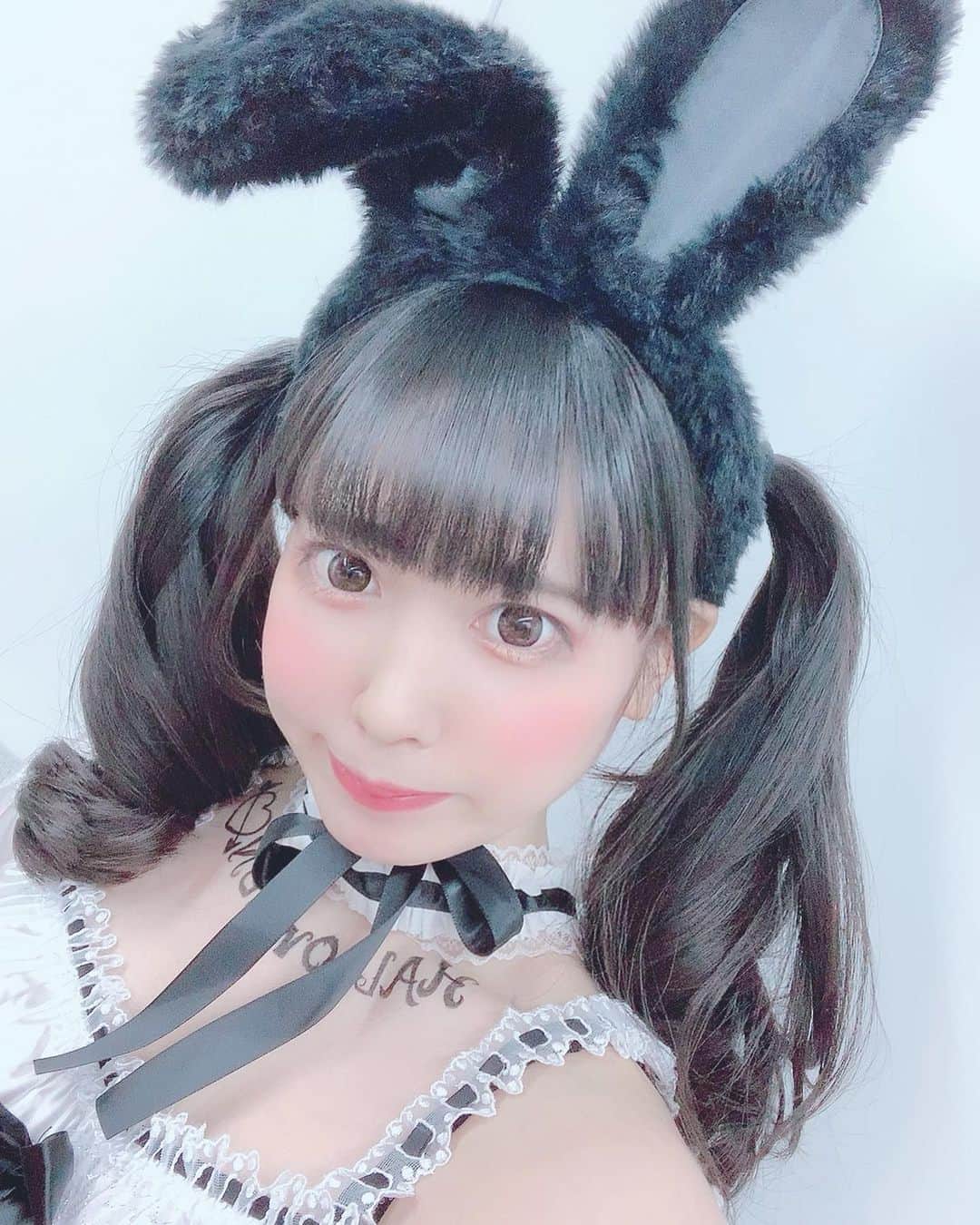 のインスタグラム：「🖤 🐇 🖤 🐇  ハロウィンバニーちゃん♡ (Ｕ ∩'ᴗ'///Ｕ)♡ #halloween  #halloweencostume  #malymoon  #japanesegirl  #japaneseidol  #恋汐りんご」