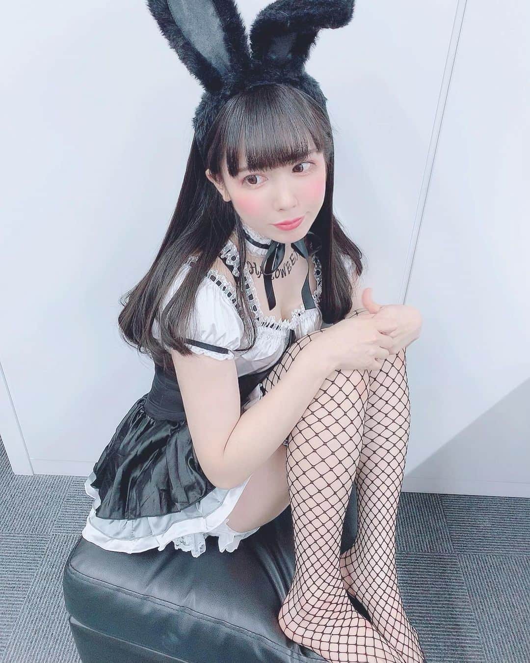 のインスタグラム：「🖤 🐇 🖤 🐇 (Ｕ 'ᴗ' )⊃ #halloween  #halloweencostume  #malymoon  #japaneseidol  #japanesegirl  #恋汐りんご #bunnygirl」