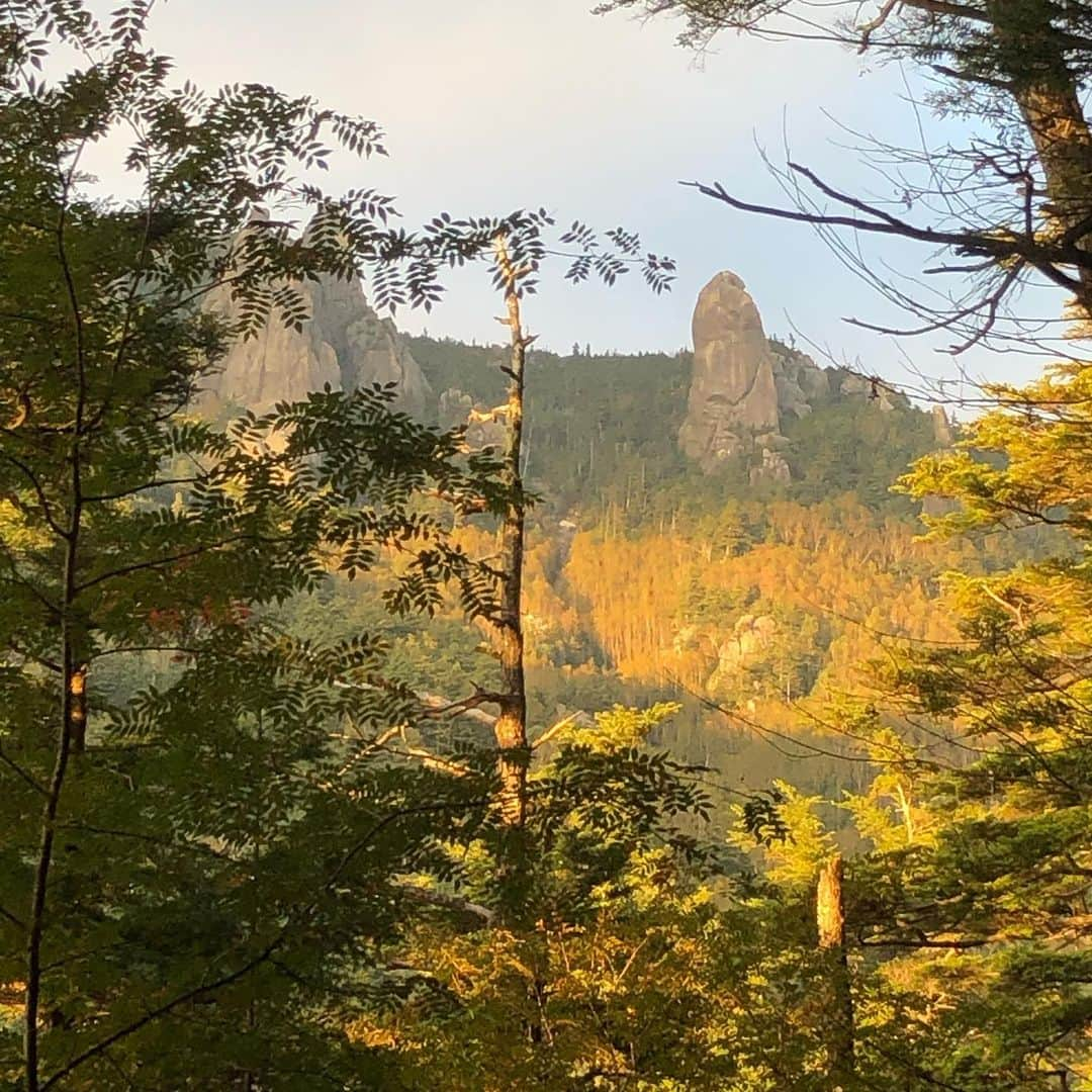 平山ユージさんのインスタグラム写真 - (平山ユージInstagram)「なんと迷いながらも２時間半のアプローチを歩き天鳥岩へ💨💨 先月からテルくん @teru.teru.bo_zu と約束していたのだが、嬉しいことに今日はなんと素晴らしい天気☀️🙌🏻🙌🏻 どこまでも澄んだ空気は富士山や瑞牆山を囲む緑の山々がすげ〜眩しかった😆😆😆 テルくんと2人でホシガラス5.12c、6pitchesを完登‼️気分は最高でーす👍👍 Walk for 2 hour and half finally we arrive at Amadori iwa🙌🏻🙌🏻 such a wonderful day!!! The air is clear I can see Mt Fuji and we are surrounding beautiful forrest of Mt Mizugaki🌲🌲 we send Hoshiharasu 5.12c 6 pitches💪💪I feel great✨✨👍👍 @thenorthfacejp  @beal.official  @blackdiamond  @climbskinspain  #mizugaki #瑞牆山 #天鳥岩 #ホシガラス #アプローチ半端ない」10月9日 23時47分 - yuji_hirayama_stonerider