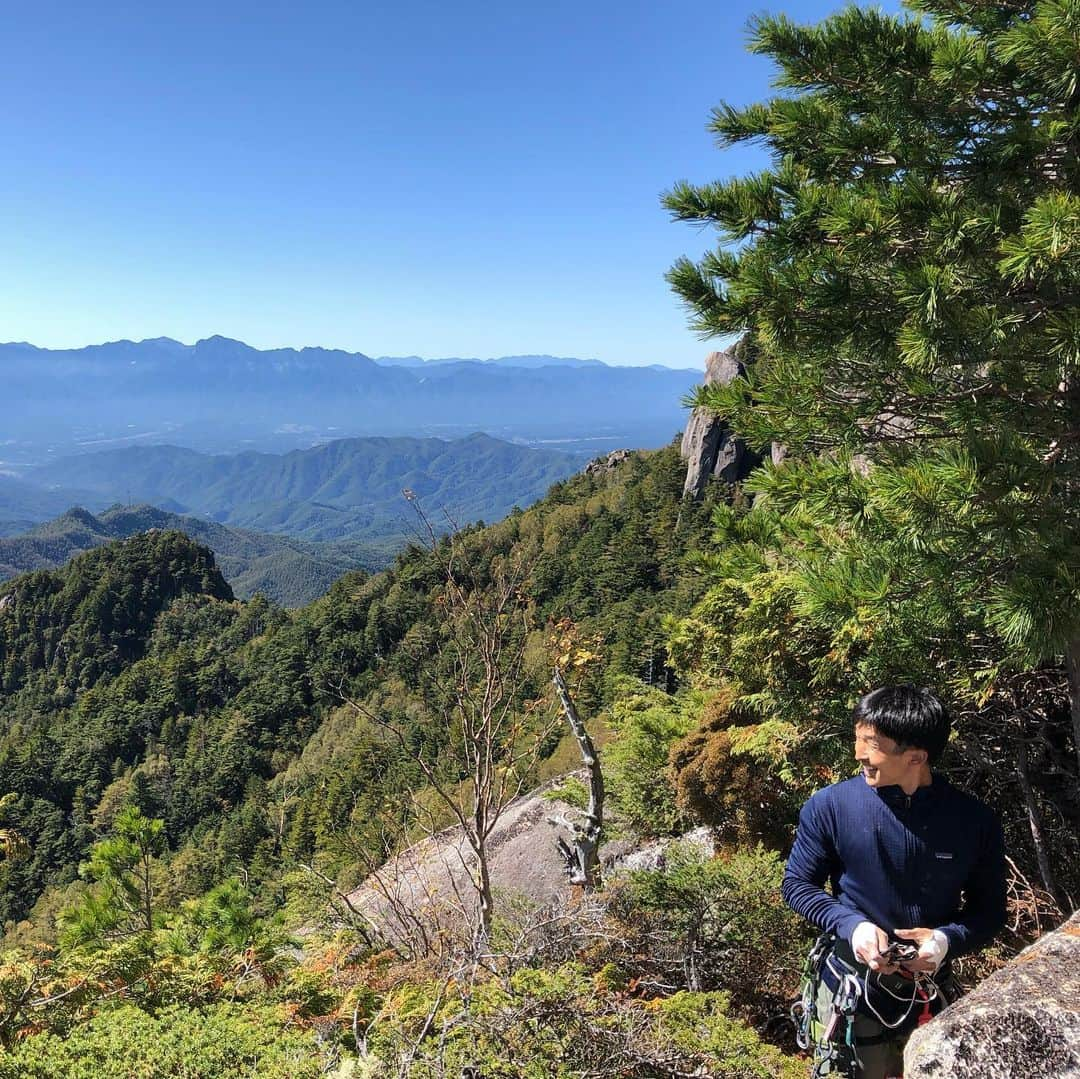 平山ユージさんのインスタグラム写真 - (平山ユージInstagram)「なんと迷いながらも２時間半のアプローチを歩き天鳥岩へ💨💨 先月からテルくん @teru.teru.bo_zu と約束していたのだが、嬉しいことに今日はなんと素晴らしい天気☀️🙌🏻🙌🏻 どこまでも澄んだ空気は富士山や瑞牆山を囲む緑の山々がすげ〜眩しかった😆😆😆 テルくんと2人でホシガラス5.12c、6pitchesを完登‼️気分は最高でーす👍👍 Walk for 2 hour and half finally we arrive at Amadori iwa🙌🏻🙌🏻 such a wonderful day!!! The air is clear I can see Mt Fuji and we are surrounding beautiful forrest of Mt Mizugaki🌲🌲 we send Hoshiharasu 5.12c 6 pitches💪💪I feel great✨✨👍👍 @thenorthfacejp  @beal.official  @blackdiamond  @climbskinspain  #mizugaki #瑞牆山 #天鳥岩 #ホシガラス #アプローチ半端ない」10月9日 23時47分 - yuji_hirayama_stonerider