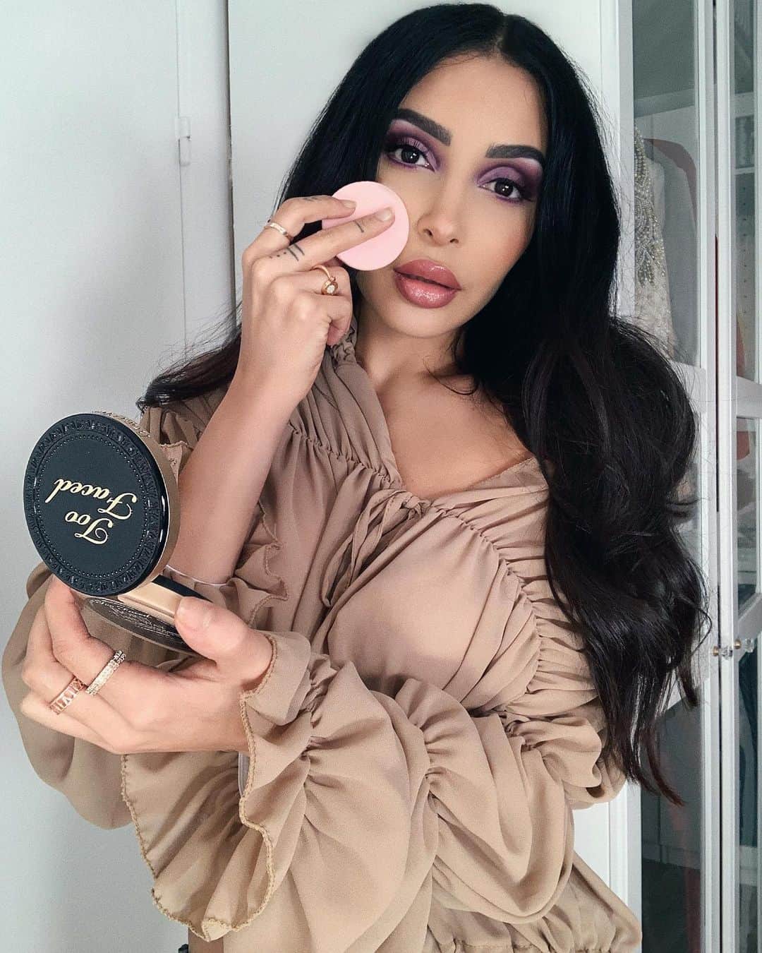sananasのインスタグラム：「I was born this way 😎😂Absolument pas ahah ! Vous savez à quel point j’aime la gamme Born This Way de chez @TooFaced qui contient de la rose Alpine 🌹, de l’acide Hyaluronique 💦 et de l’eau de noix de noix de coco 🥥 pour un résultat flawless ! Et bien le petit dernier de la famille le Born This Way powder foundation contient ces mêmes bons ingrédients pour un résultat parfait. Il promet 12h de tenue et peut être utilisé soit seul avec une éponge pour une jolie couvrance soit avec un pinceau en légèreté pour matifier et flouter les imperfections et apporter une légère couvrance supplémentaire tout en gardant une jolie lumière. Il est dispo en 25 teintes 🎨dont la teinte Golden Beige qui est la mienne (j’utilise la même teinte pour le reste de la gamme 😉sauf pour le concealer que je mélange à la teinte Vanilla pour plus de lumière). Je porte les 3 👌🏻 Vous connaissez ce produit ? Qui est fan de la gamme Born This Way ? Levez la main 🙋🏻‍♀️ ! By the way j’adore ce make up 😍Vous voulez le tuto ? 💜 . . . . #TfBornThisWay #FlawlessComplexion #TeintParfait」