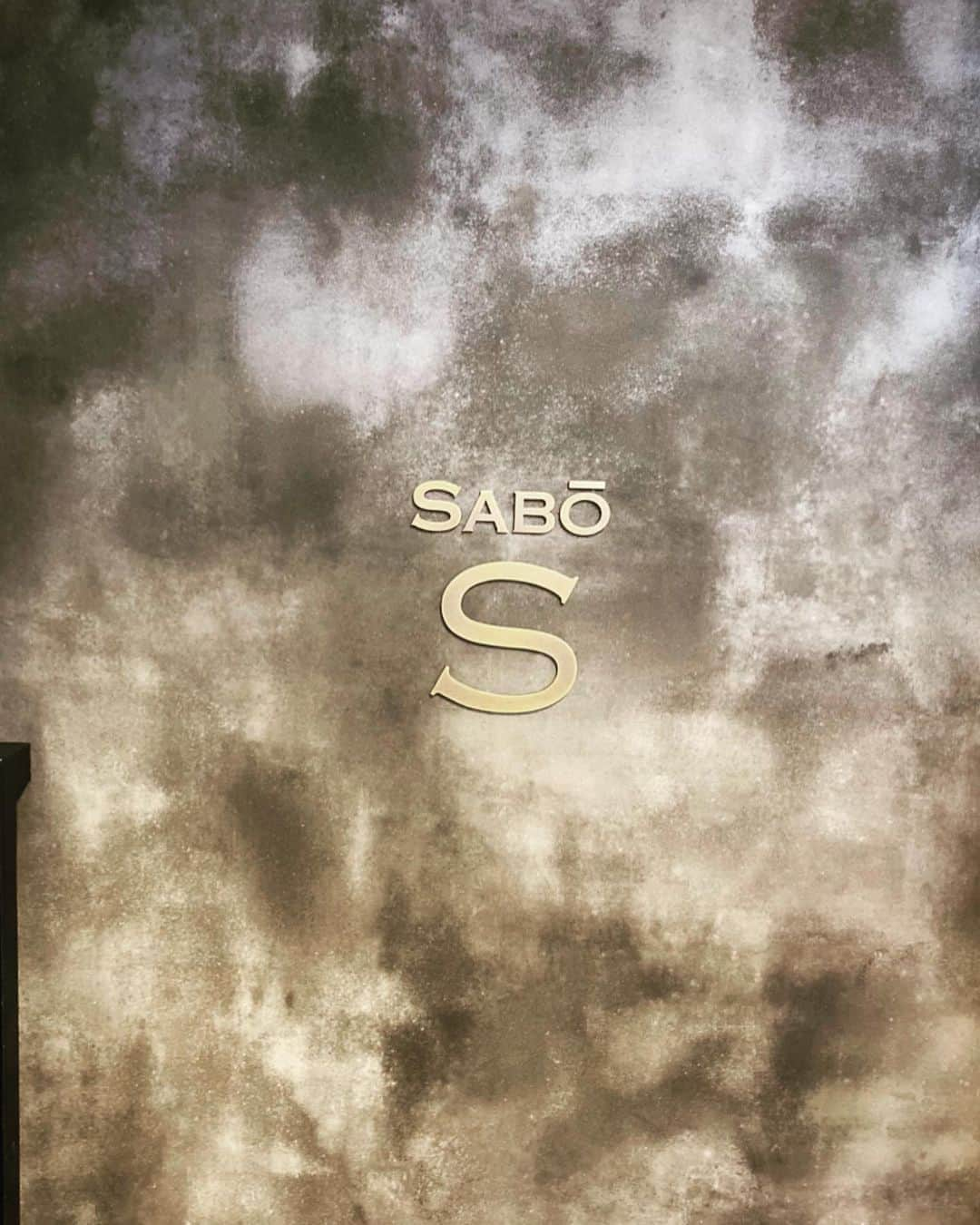 尾崎ありささんのインスタグラム写真 - (尾崎ありさInstagram)「📍 SABO SAPPORO TEA SALON produced by asami abo ﻿ ﻿ ﻿ 今年6月にオープンした賞味期限10分の高級タルト屋さん。﻿ 札幌には〆パフェのお洒落なお店が沢山ありますね💞﻿ ﻿ ﻿ タルト生地が大好きで、専門店ということでとても楽しみにしてました。﻿ 赤いフルーツとバジルレモンのタルトレットパルフェコースを予約しました😊﻿ ﻿ ﻿ ドリンクはほうじ茶と苺の茶クテル。﻿ 甘さとほろ苦さが絶妙🍓﻿ ﻿ ﻿ ﻿ *前菜のスープ　﻿ 白かぶのスープにトリュフとトリュフオイルを添えて、焼きたてのタルトとともに。﻿ ﻿ ﻿ *メインのパルフェ﻿ 上には苺やラズベリーなどがたっぷり。﻿ ﻿ アイスクリームは無農薬レモンのソルベと別海町産のミルクソルベ。﻿ ﻿ タルト生地もまた別海町のバターを使用しているそう🐄﻿ 焼き立てのタルト生地は、砂糖不使用のパートブリゼ。﻿ 甘い香りとサクサクとした食感、砂糖不使用なのにほんのり甘く濃厚で感動🥺﻿ ﻿ 最後、1番下の層は炭酸のゼリーでした。﻿ ﻿ 崩れやすいので、食べやすいように切り分けて頂くこともできます。﻿ ﻿ ﻿ *柿のゼリーと枝付きのレーズン。﻿ もはや柿そのものなのではというくらいみずみずしくて柿の味がしっかり味わえました。柿のデザートでこんなに美味しいの初めてかも！﻿ ﻿ ﻿ ﻿ ﻿ カウンター6席のみのお店なので予約して行かれた方が宜しいかと思います🙆‍♀️﻿ 近かったら通っちゃうだろうな〜💞﻿ ﻿ ﻿ ﻿ ﻿ #sabosapporoteasalon #シメパフェ #すすきの #cafe #〆パフェ #タルト #パフェ #スイーツ #sweet #anaタビキブン #夜パフェ #北海道旅行 #北海道 #travel #trip #東カレ倶楽部 #hokkaido #parfait #札幌観光 #バー #札幌バー #旅行 #gourmet  #札幌スイーツ #夜パフェ専門店 #写真好きな人と繋がりたい #旅スタグラム #カフェ巡り #カフェ #カフェスタグラム﻿ ﻿ ﻿」10月9日 23時43分 - also1219