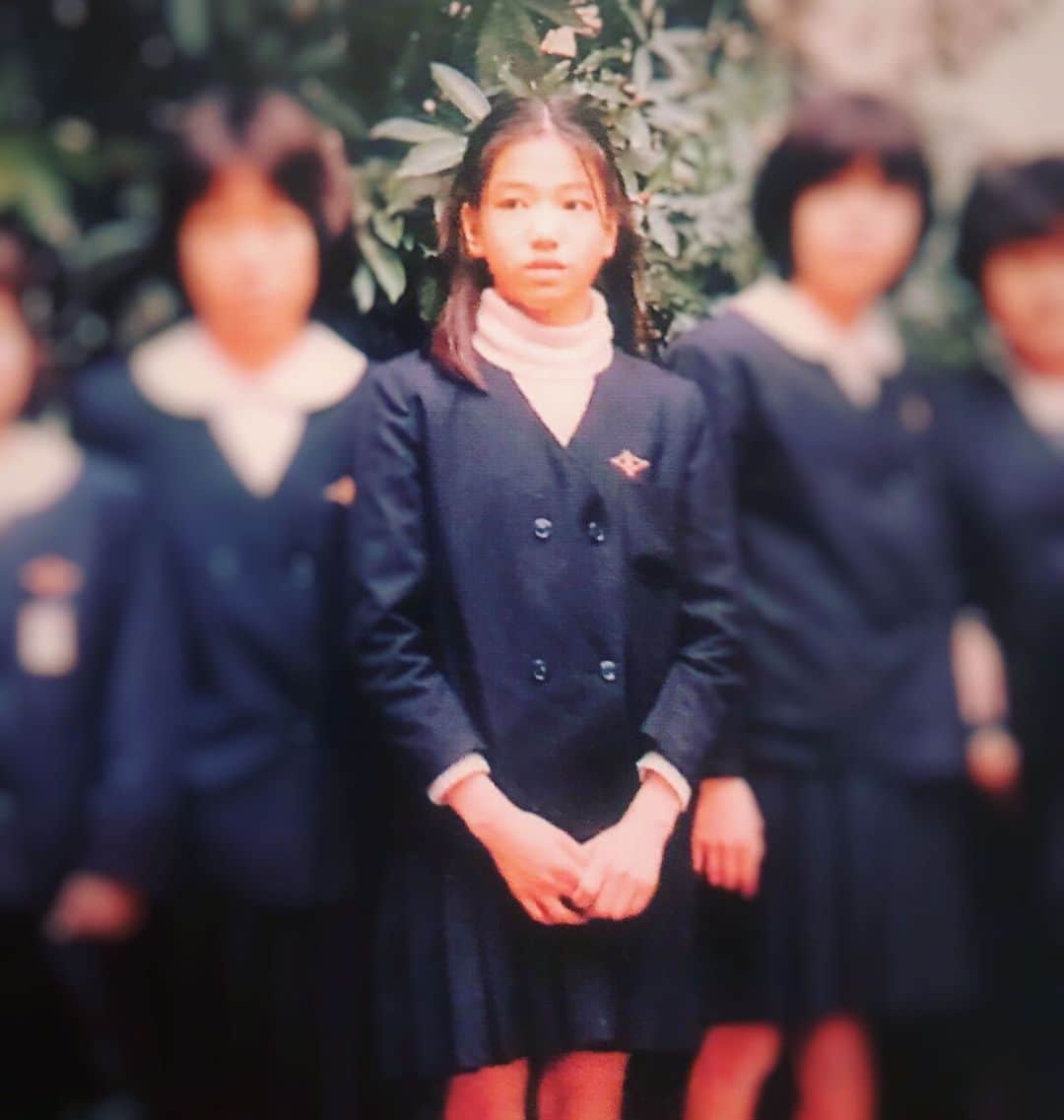 のインスタグラム：「小学校の卒業写真。今日放送だったフジテレビ【怒られ履歴書】。 沢山の方に叱って頂けたお陰様で、今の自分がある.....と感謝✨ 今、叱るパワーを使う歳になり、改めて叱るパワーを知り、叱って頂けた事に感謝です❤️ 。 #この頃は3末生まれだった私が背が伸びて来て細くなって来た頃。 #なんで卒業式やのに目線がそっぽ向いてるんかなぁ。。 #みんな襟付きシャツやのに苦労してたので一人タートルやし靴下も謎に真緑でした。。 #お下がりやから袖も短くてツンツルテンです。。 #11月4日大阪のハービスホールにてELLEウーマンソサエティのイベントに出演致しますよ✨ #10月15日が応募の締め切りですので是非会いに来てくださいね❤️」