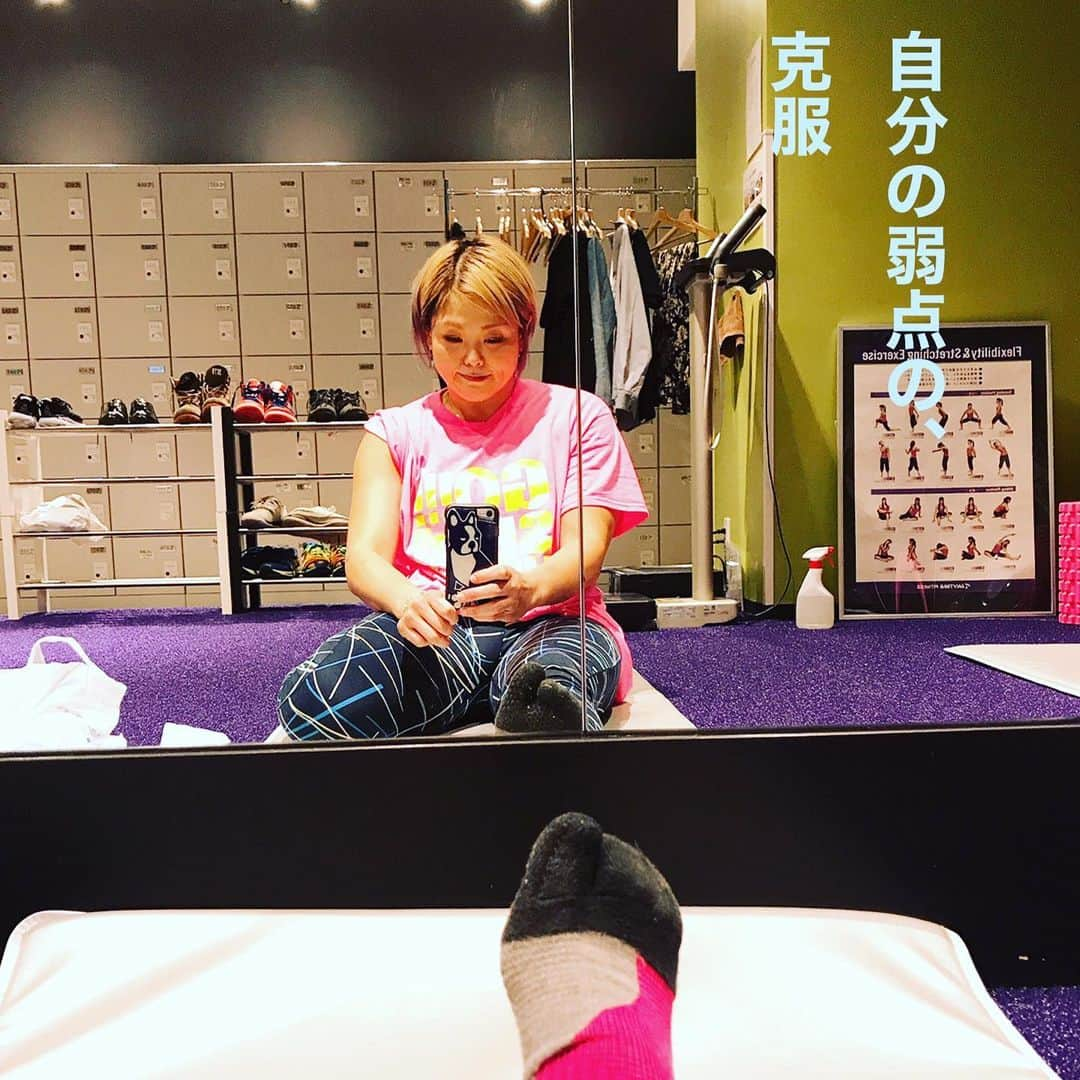 高橋奈苗さんのインスタグラム写真 - (高橋奈苗Instagram)「11月2日カルッツかわさき大会まで1ヶ月切っていて。 自分の身体の弱いところの克服をしたくて助けを求めたら、支えてくださるトレーナーさんに出逢えた。 すごく感謝。 本当に感謝。 人と人との付き合いにおいて、当たり前のことなどひとつもない。 義務を果たさず権利を主張す る人も多いから、そんな人は論外。ほっとけ。 自分は自分のやるべきことに向かってシンプルに進む。 そして今より高い所へ行く。 それだけの為に生きたい。 ・ #SEAdLINNNG #高橋奈七永 #11月2日カルッツかわさき #髪切りマッチ #感謝　#ことば　#弱点」10月9日 23時46分 - nanae_passion_