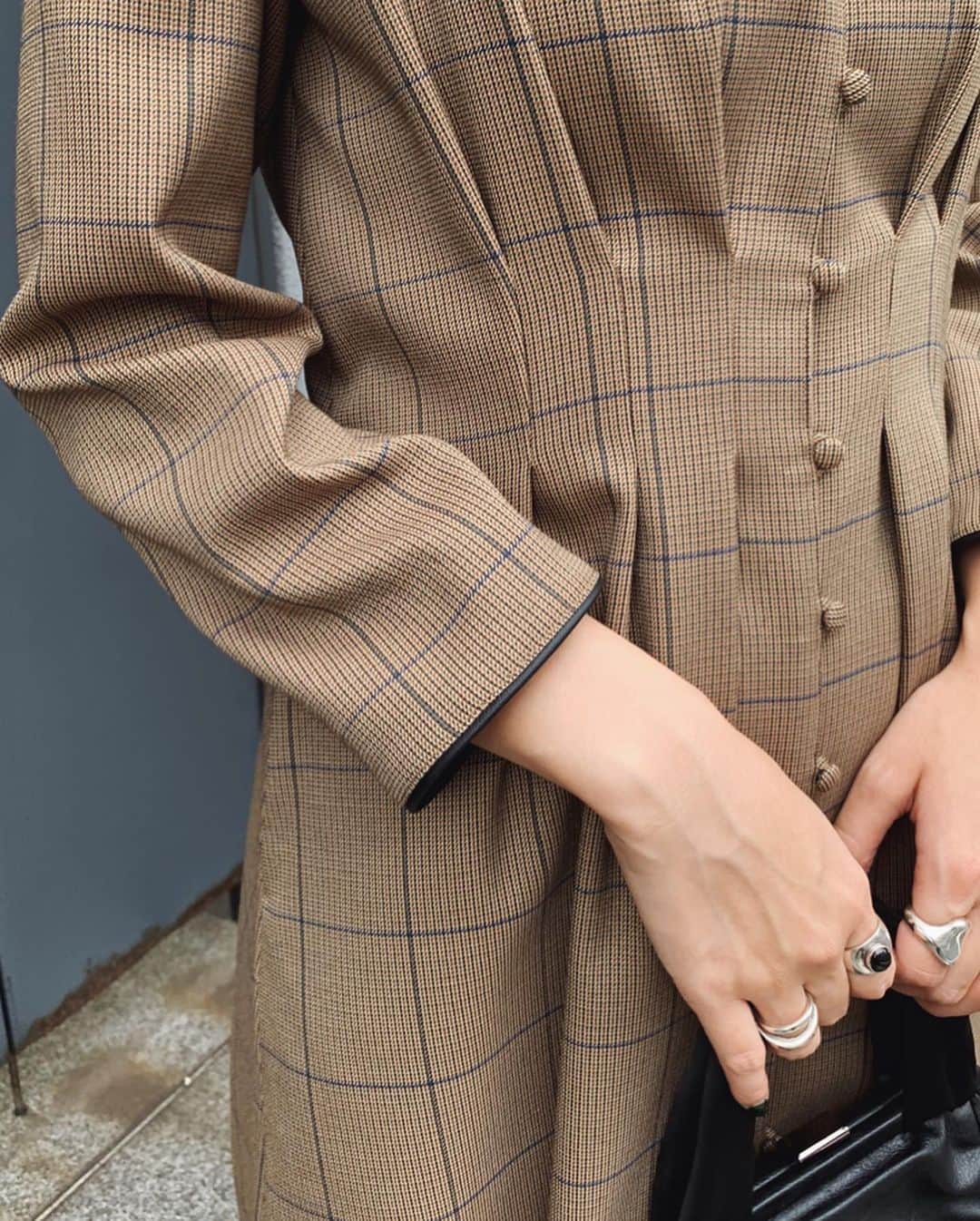 中村真里さんのインスタグラム写真 - (中村真里Instagram)「.﻿ 普段の装いからオケージョンまで﻿ 幅広く活躍してくれるドレス。﻿ ﻿ 素材はウール混のスーツ地。﻿ ウールと言っても細い糸で織っている﻿ 薄めの生地なので、オールシーズンで﻿ 着用できます😌﻿ ﻿ 寒くなってきたらハイネックニットを﻿ インして着ても、可愛いですね。﻿ ﻿ 去年、デザインさせてもらった﻿ @lauramercier のホリデーコレクションのスカーフ﻿ お気に入りで結構私服で使ってる😂💌﻿ ﻿ 長〜く、着用して頂けるitemです🙏♡﻿ ﻿ Classical long dress 28.000+tax﻿ Classical check long dress 34.000+tax﻿ ﻿ #RIMARK#RIMARK_staffsnap」10月9日 23時56分 - _marinakamura_