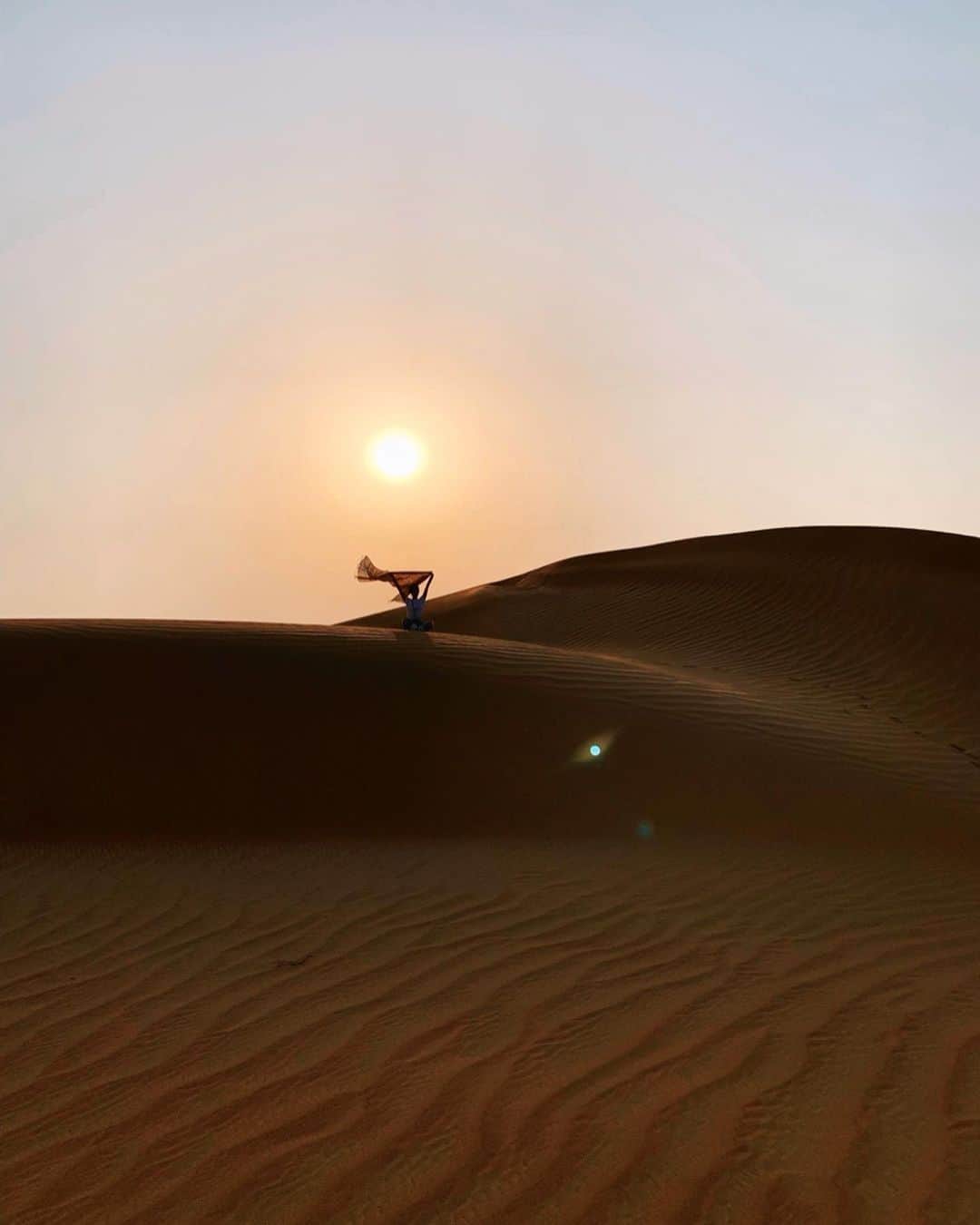 小林涼子さんのインスタグラム写真 - (小林涼子Instagram)「. ここ最近で一番、お気に入りの写真 太陽さんさん浴びながらヨガ 気持ち良すぎて、綺麗すぎて、見惚れた 🇦🇪 #ドバイ #ドバイ女子旅 #ナニコレエミレーツ #エミレーツ航空 #エミレーツ #女子旅 #砂漠 #nanikoreemirates #emiratesairline #emirates #joshitabi #desert」10月9日 23時49分 - ryoko_kobayashi_ryoko