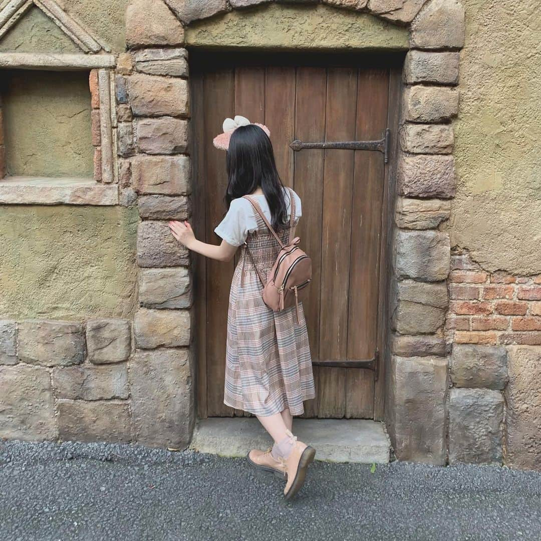 西川怜さんのインスタグラム写真 - (西川怜Instagram)「ディズニーは後ろ姿でも映えるね👀❤ . . ♡tops→Aquagarage ♡onepiece→dazzlin ♡sox→tutuanna ♡shoes→RayCassin ♡bag→GIANNI CHIARINI . . . #ディズニーシー#DisneySea#ディズニー#Disney #シェリーメイ#シェリーメイコーデ」10月9日 23時59分 - rei_nishikawa_1025