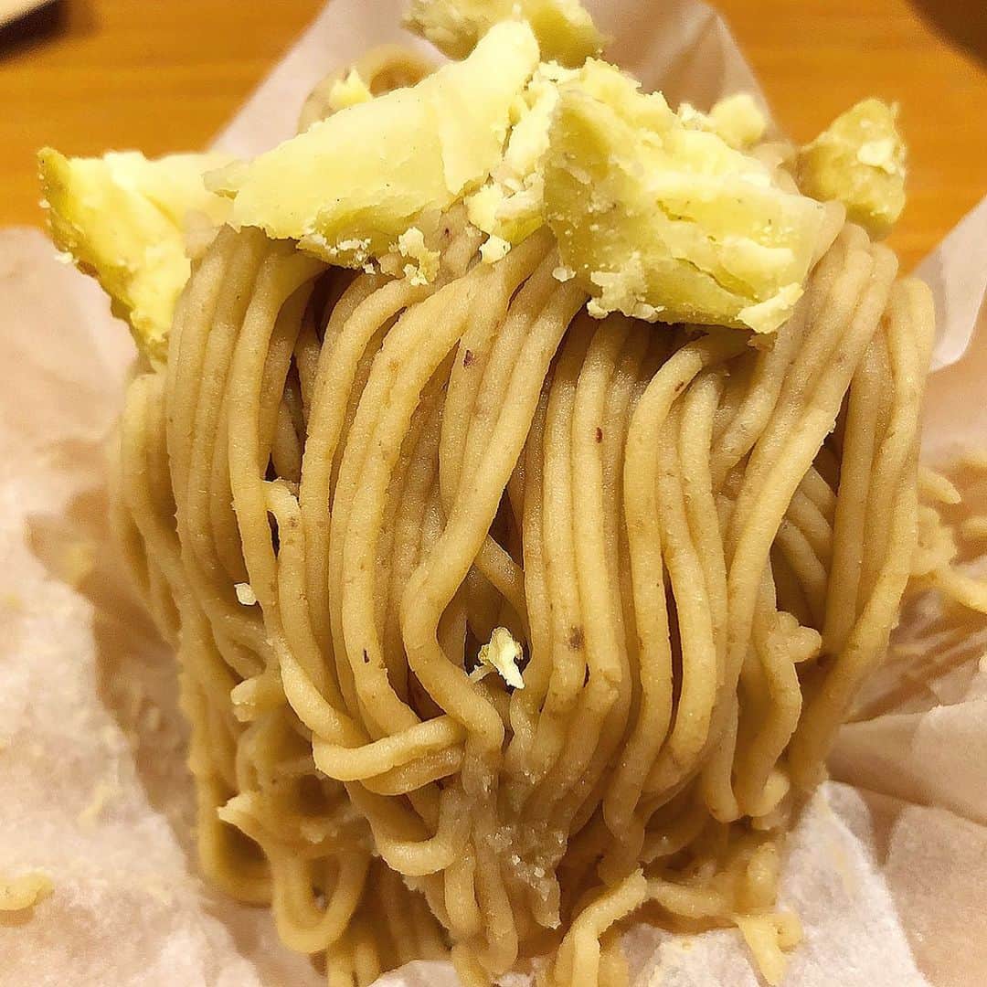 のインスタグラム：「🇯🇵🌰 「絞りたて！くりっ栗もんぶらん」 ・ ・ →前述の続き♪ こちらはシングルペースト。1種類の和栗での構成でーす ・ ・ 青森県小栗山農園さんの和栗🌰 ・ ・ 2種のダブルペーストも良いですが、1種でシンプルに食べるのもおいしいです〜🌰 ・ ・ 「百姓れすとらん」さんのモンブラン！ ・ こちらも　同じく名古屋栄三越の7階催事場で10/14月祝まで♡お見逃しなく♡ @nagoyasakae_mitsukoshi ・ ・ #名古屋栄三越#百姓れすとらん  #モンブラン#モンブラン巡り#和栗#和栗のモンブラン#栗#フランス栗#里井真由美#1級フードアナリスト里井真由美#さといいね#栗スイーツ#デパ地下#ホテルスイーツ#デパ地下スイーツ#ホテル#ありが糖運動#まゆログ」