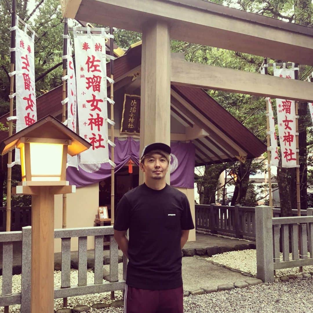 SHOCK EYEさんのインスタグラム写真 - (SHOCK EYEInstagram)「伊勢にある佐瑠女神社。 ここは、アメノウズメという神様が祀られている神社。 芸能や、縁結びの神様といわれていて、 古事記の中に書かれた神話の中でとても有名なエピソードで、アマテラスがスサノオの愚行に呆れ、天岩戸に隠れてしまい世の中が真っ暗闇になってしまった時、彼女を外へ連れ出すために、舞を踊り、そのキッカケを作ったことから、芸能の神と言われるようになったんだ。 僕も以前から伊勢に立ち寄る際は必ず参拝させてもらってる大好きな神社の一つ。 猿田彦神社の境内にあるのは、猿田彦大神の奥さん（猿女 サルメ）だから。 道開きの猿田彦神社と共に参拝したらいいかもね^_^ : : Sarume Shrine in Ise.  The deity is called Amanouzume which is a god for entertainment and marriage.  There is a famous episode from Kojiki ( Records from ancient matters), When Amaterasu was furious about Susano’s outrageous behaviour, and the sun goddess Amaterasu shut herself in a rock cave, thus hiding the sun for a long time. Amanouzume danced in front of the cave and tried Amaterasu to come out to bring back the sun and she did. Therefore Amanouzume is called as a god of entertaiment.  This shrine is one of my favourite and I always visit while I am in Ise.  It is located in side of Sarutahiko Shrine because Amanouzume is the wife of Sarutahiko.  Please visit Sarume Shrine, as well as Sarutahiko Shirine which is known as a god of opening up a new path.  #神社 #伊勢 #佐瑠女神社 #猿田彦神社 #芸能の神様 #縁結び #道開き #shrine #shintoshrine #ise #sarumeshrine #sarutahikoshrine #japan #japanguide #shockeye」10月10日 0時06分 - shockeye_official