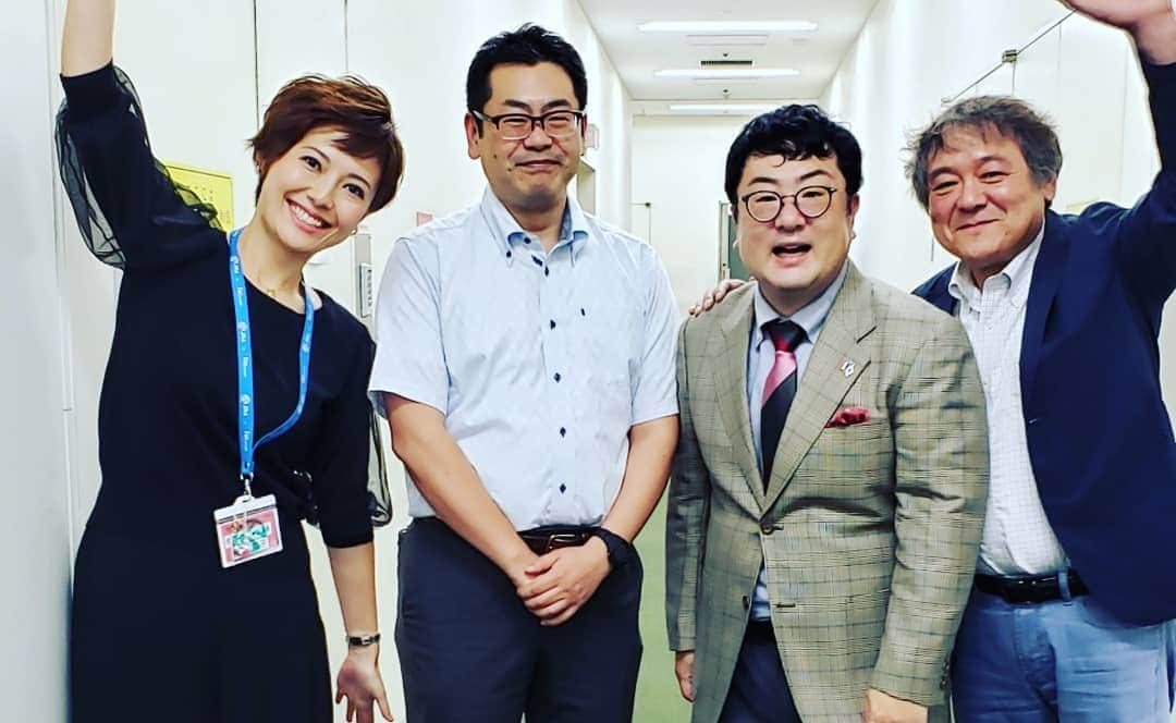 梅田陽子さんのインスタグラム写真 - (梅田陽子Instagram)「凱旋門賞前の地方競馬中継でした。お疲れさまでした。 凱旋門賞キャスターの大澤さん、メイク中の田中歩ちゃんコンビにもお会いできました。 また、来年の走りに期待して。  #地方競馬中継#地方競馬中継日曜版 #凱旋門賞#斤量軽い外枠三頭買ってました#梅田陽子」10月10日 0時16分 - yokoumeda