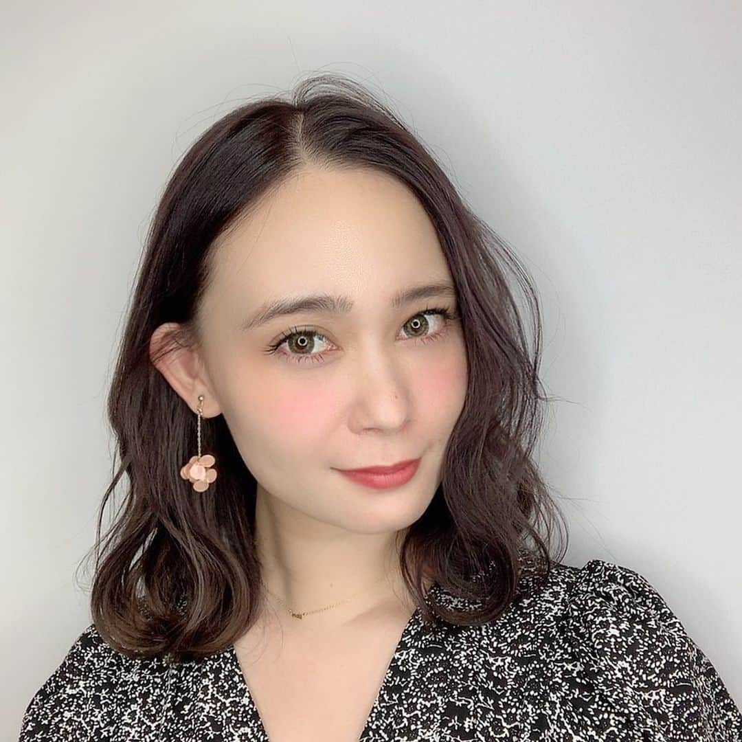 本田しおりのインスタグラム：「神ちゃんカラー^ ^  ブルーアメジストアッシュ  カラーカットトリートメント9900円〜  おざ君に巻いてもらいました^ ^  ご予約はdmもしくはコメント下さい^ ^ @ogamiksk」