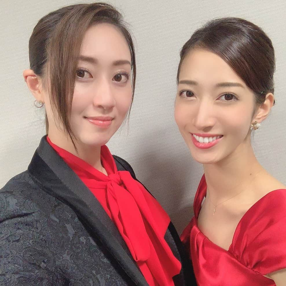 伶美うららさんのインスタグラム写真 - (伶美うららInstagram)「とあるパーティーに大さんとお招き頂きました♪ . この日の為に沢山打ち合わせをして、本番を迎えました。 久しぶりのステージはとても楽しく、幸せな時間を過ごさせて頂きました♡♡ . お衣装は赤で揃えました♪ 色味も大さんとぴったりでした‼︎ . ヘアアレンジはボリームのある下めのアップに♡ . #パーティー #鳳翔大 さん #まとめ髪  #ロングドレス」10月10日 0時24分 - urara_reimi