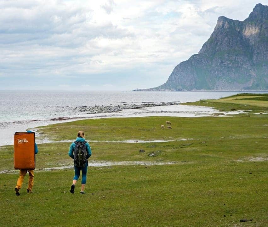 ヨルグ・バーホーベンさんのインスタグラム写真 - (ヨルグ・バーホーベンInstagram)「Carribean or Arctic?? Bouldering in Norway's Lofoten has a touch of both! Swamps and mosquitos, but also sunny beaches and turquoise water. As usual, the cows were quite keen to check out our crashpads 😅. 📸 @tobias_lanzanasto • @marmot_mountain_europe @lasportivagram @petzl_official @vibram」10月10日 0時30分 - jorgverhoeven