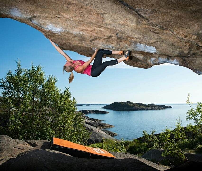 ヨルグ・バーホーベンさんのインスタグラム写真 - (ヨルグ・バーホーベンInstagram)「Carribean or Arctic?? Bouldering in Norway's Lofoten has a touch of both! Swamps and mosquitos, but also sunny beaches and turquoise water. As usual, the cows were quite keen to check out our crashpads 😅. 📸 @tobias_lanzanasto • @marmot_mountain_europe @lasportivagram @petzl_official @vibram」10月10日 0時30分 - jorgverhoeven